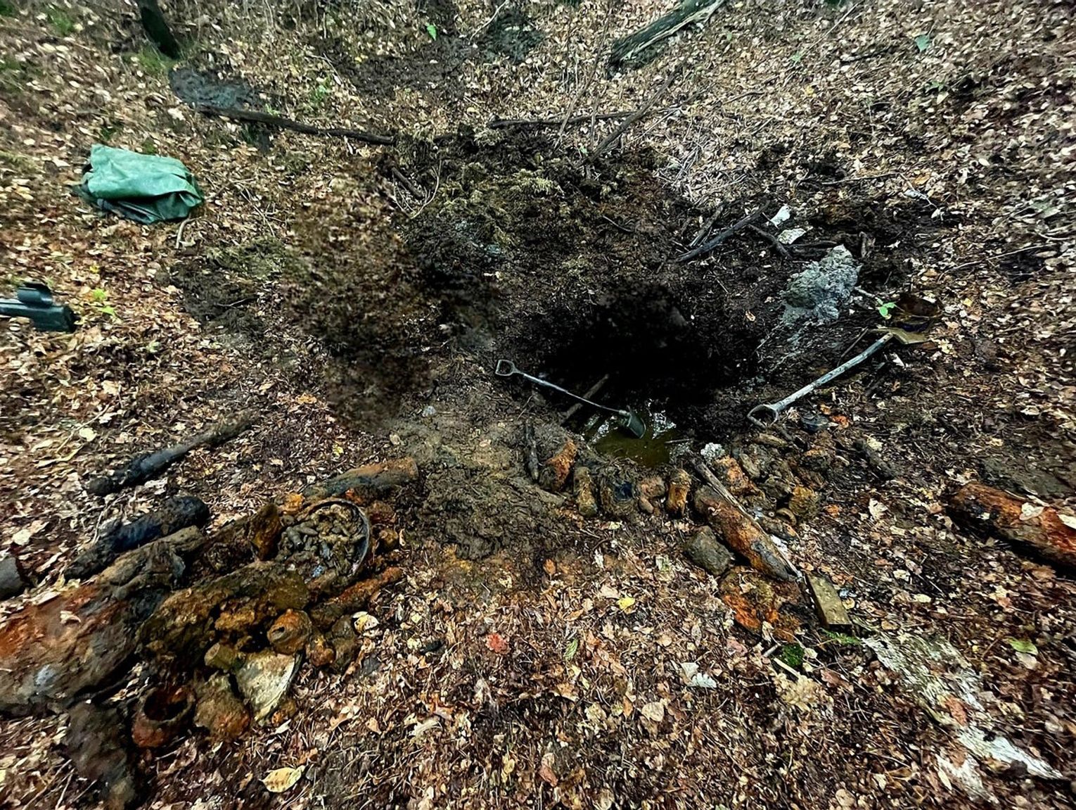 Tak wyglądał skład amunicji w lesie na Azotach. Policjanci pilnowali go przez kilkanaście godzin