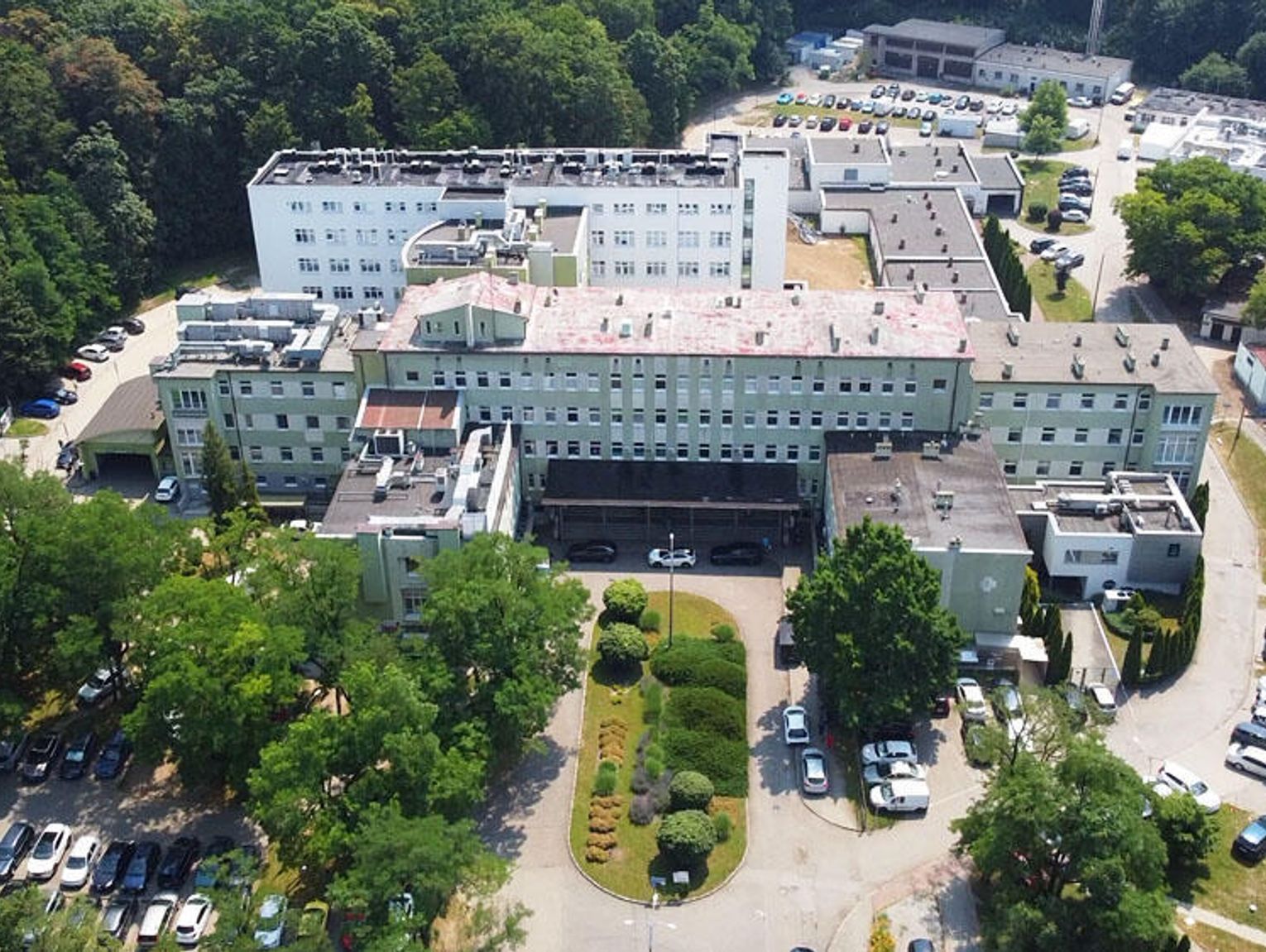 Teren wokół kozielskiego szpitala czekają duże zmiany. Będą nowe nasadzenia, ławki i wygodniejsze dojścia