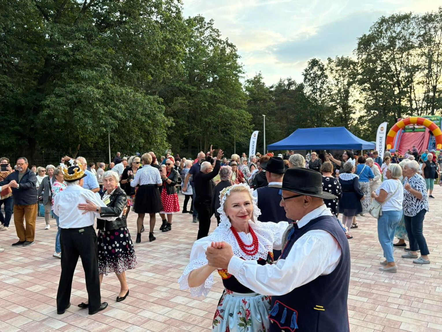 Tłumy mieszkańców na finale Dni Seniora. Dugnad tętnił życiem. ZDJĘCIA