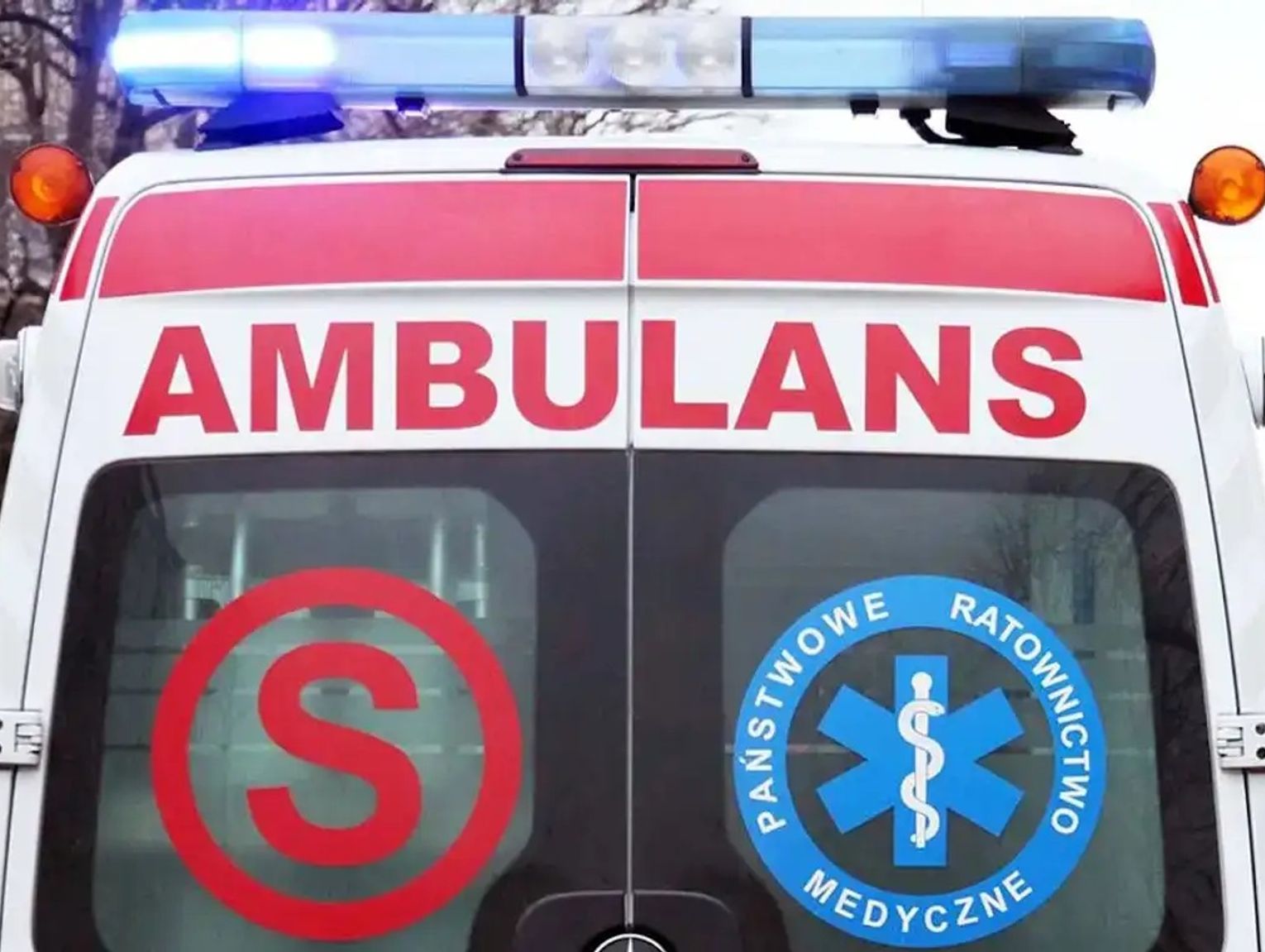 Tragiczne zdarzenie w Łańcu. Mężczyzna zmarł po upadku ze schodów do piwnicy