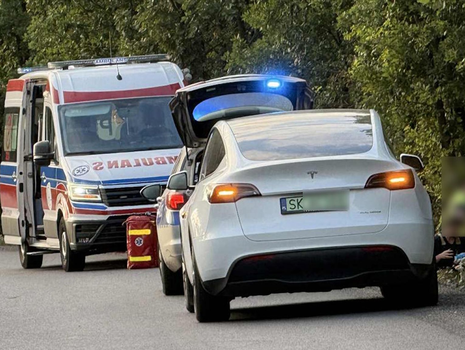Tragiczny wypadek na wjeździe do Kłodnicy. Motocyklista zginął po uderzeniu w drzewo