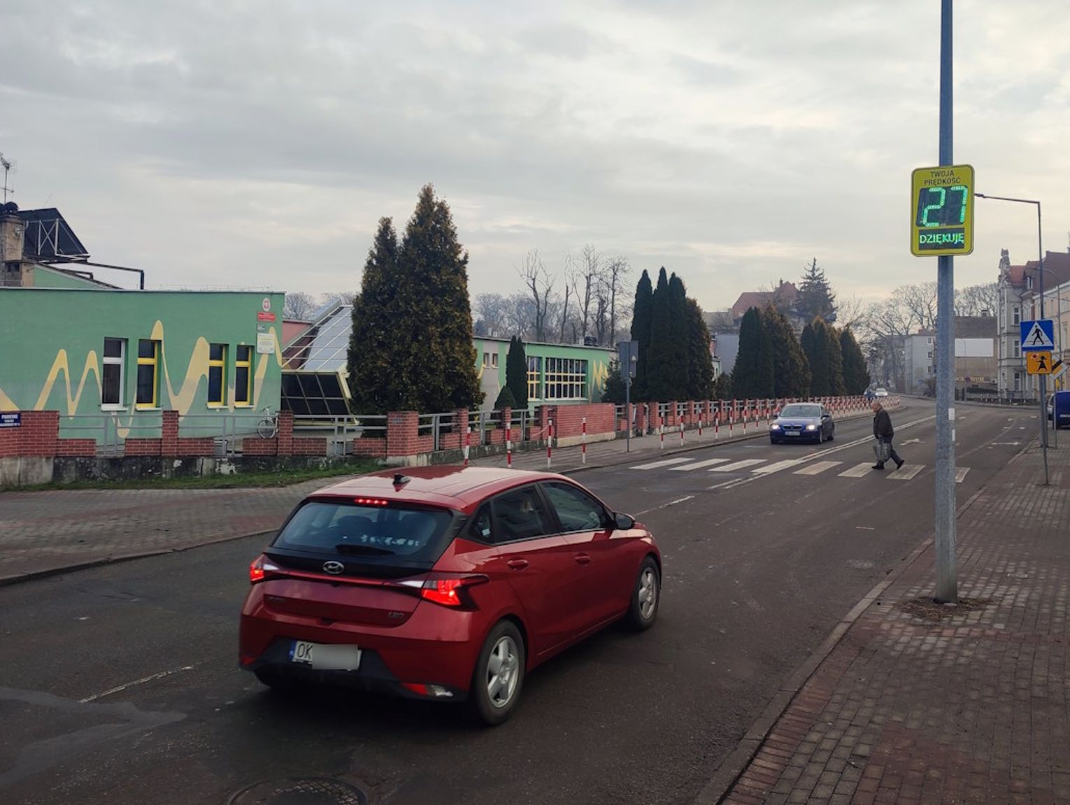 Trzy wyświetlacze prędkości przy miejskich ulicach. Mają działać prewencyjnie na kierowców