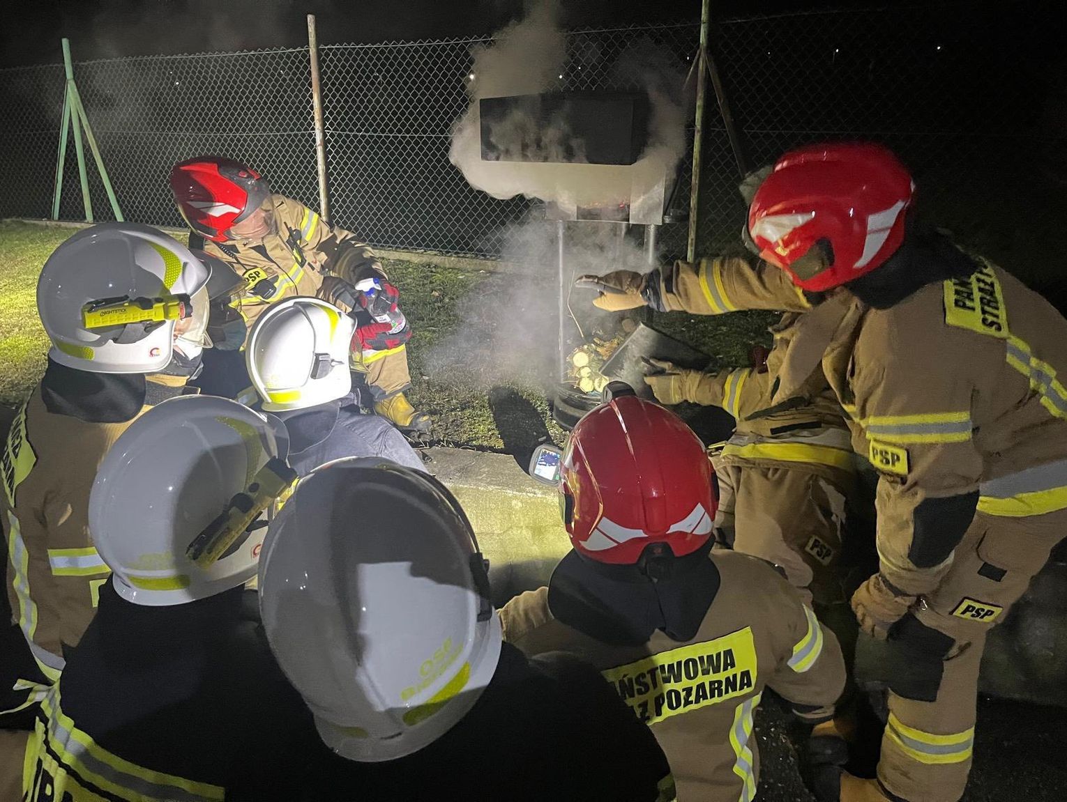 "Turbowtorek" druhów z Bierawy. Strażacy z gminy ćwiczyli gaszenie pożarów wewnętrznych. ZDJĘCIA
