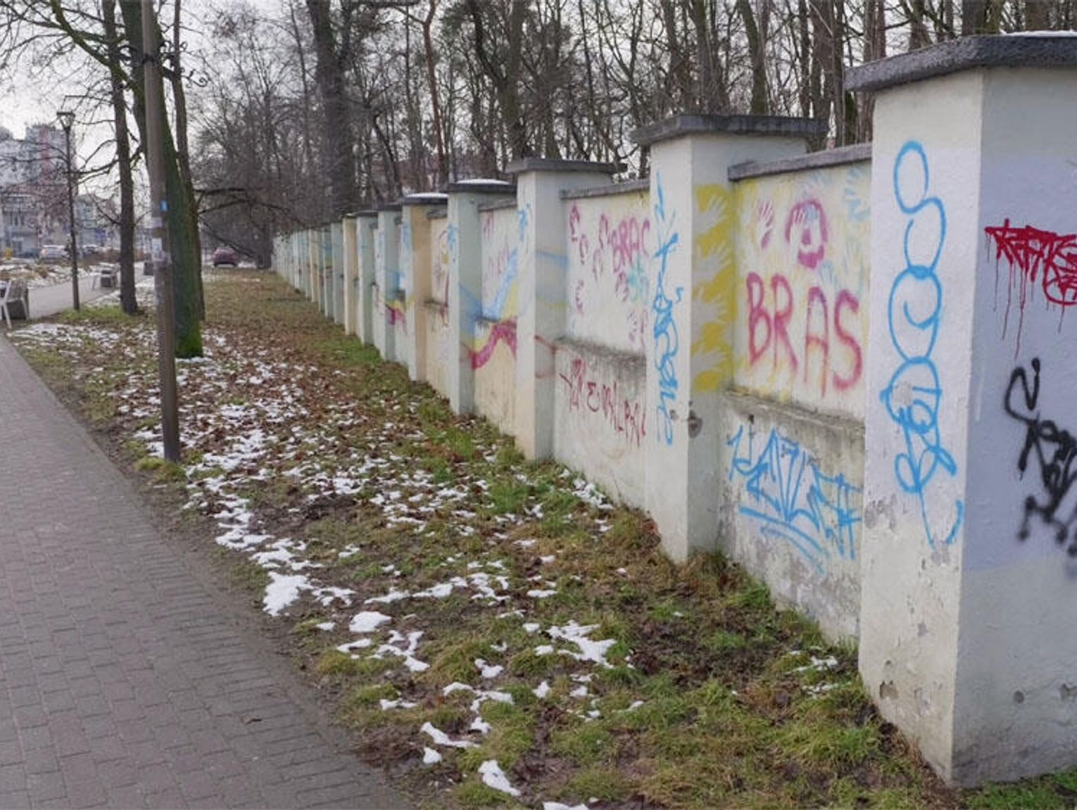 Ukryty park w centrum Kędzierzyna-Koźla ma zostać udostępniony mieszkańcom. Najpierw jednak trzeba zburzyć mur