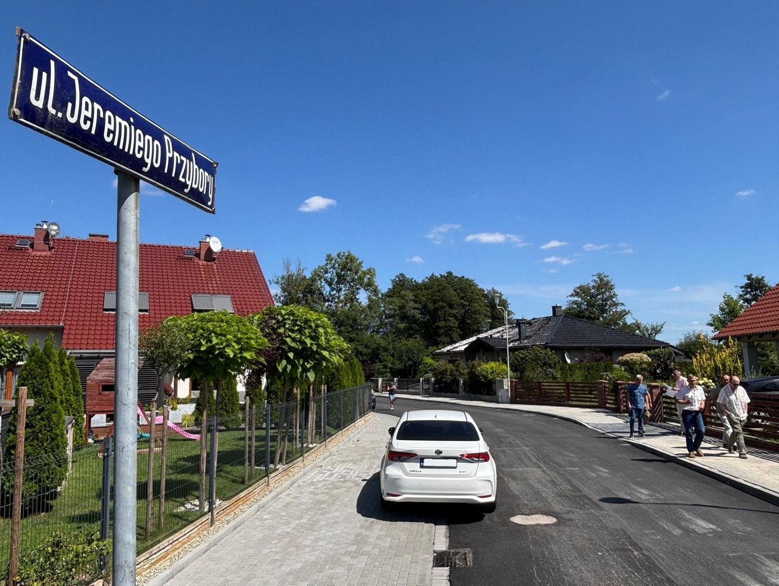 Ulicy Jeremiego Przybory gotowa. Drogę gruntową zastąpiła asfaltowa jezdnia z chodnikami i lampami