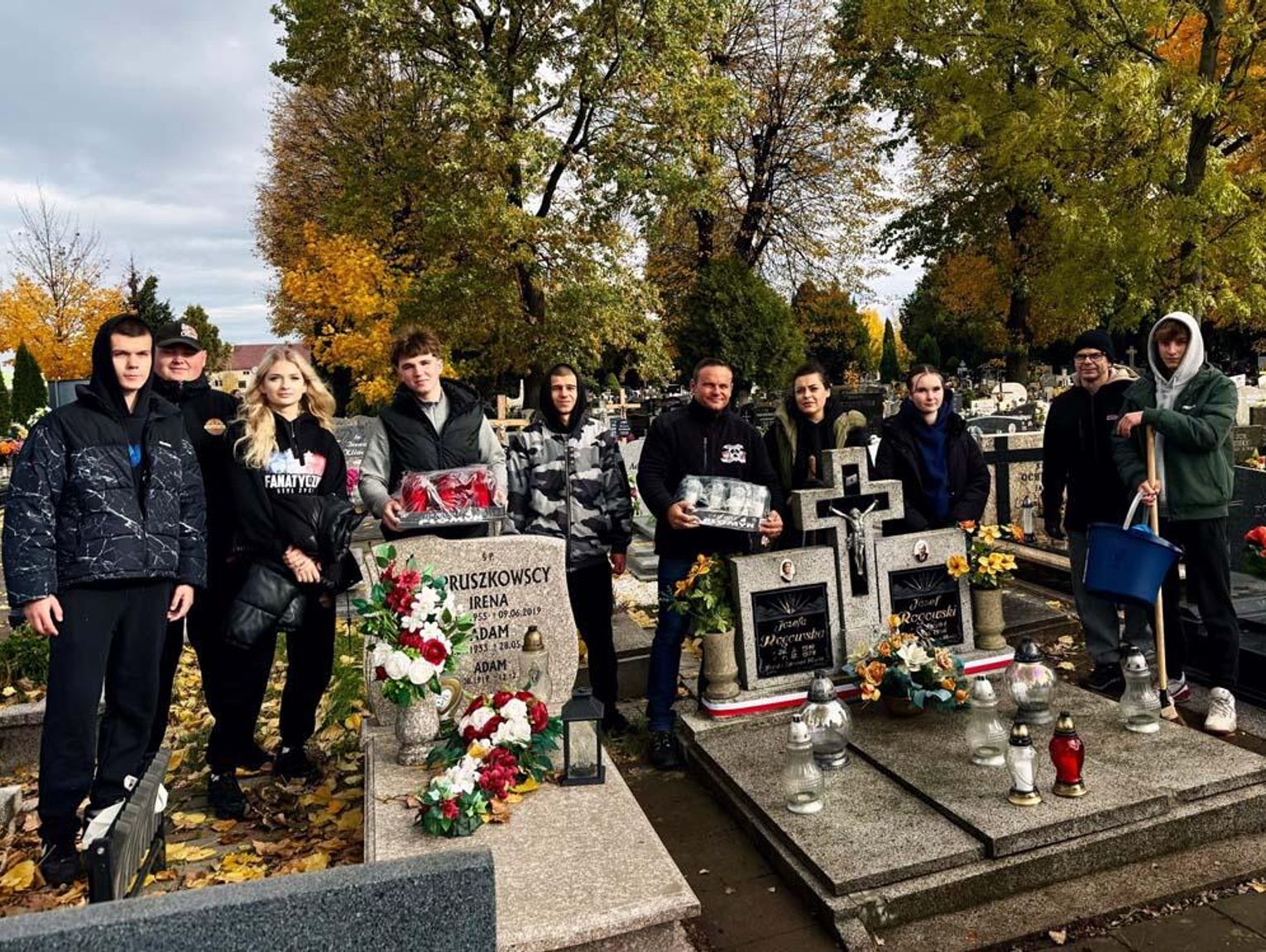 Uporządkowali groby bohaterów i ozdobili je biało-czerwonymi szarfami. Akcja Patriotycznego Kędzierzyna-Koźla