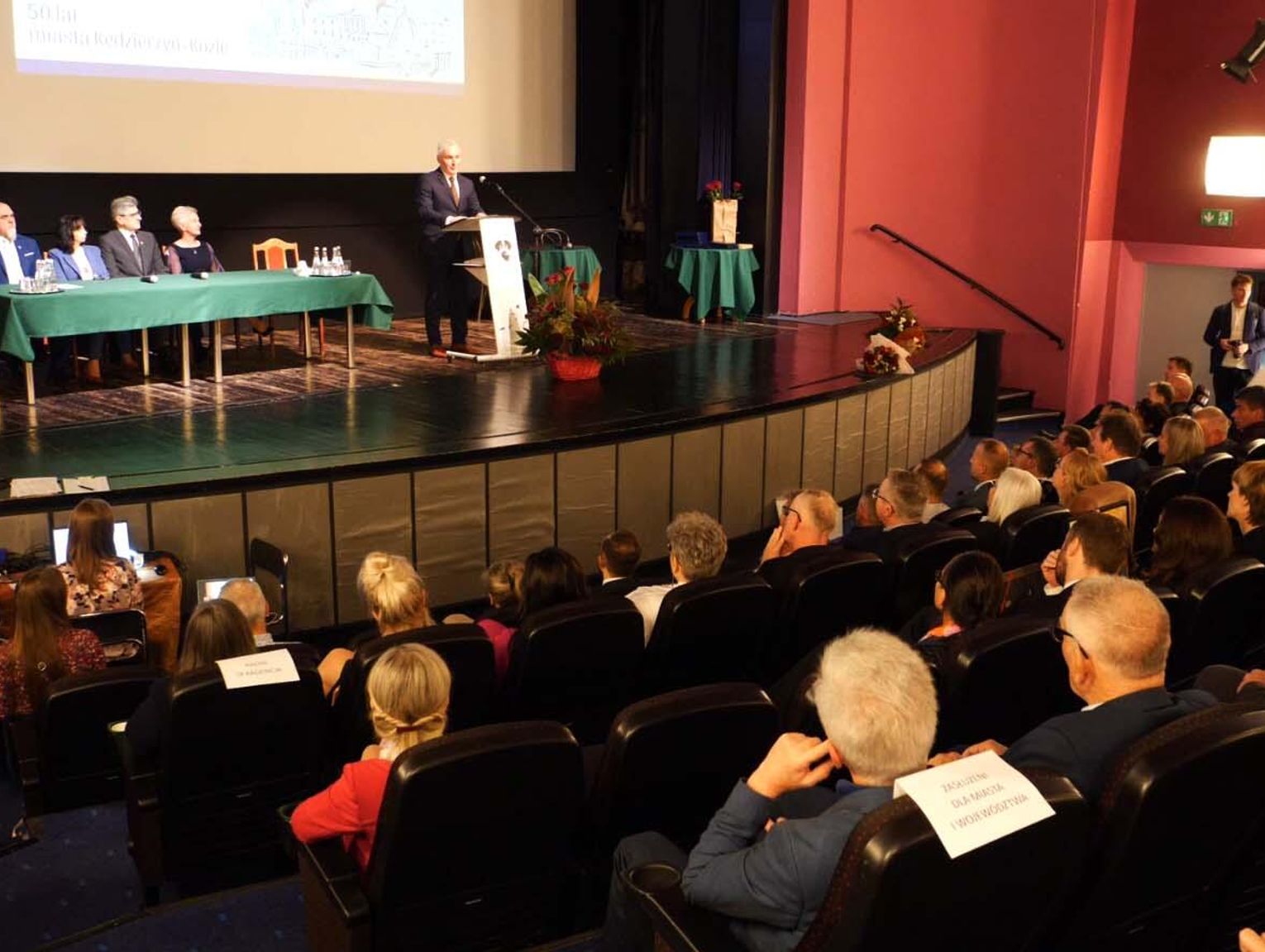 Uroczysta sesja rady miasta w Domu Kultury Chemik z okazji 50-lecia Kędzierzyna-Koźla. Wręczono honorowe tytuły