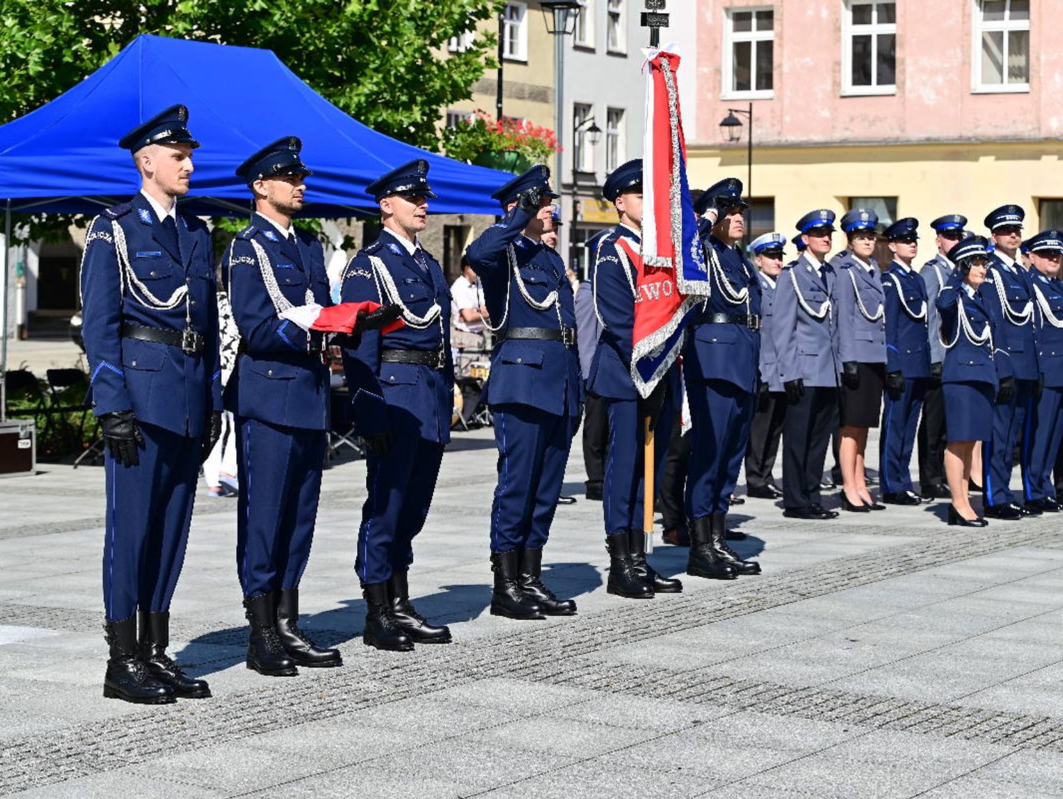 Uroczyste obchody Święta Policji na kozielskim rynku. Były awanse, wyróżnienia i podziękowania