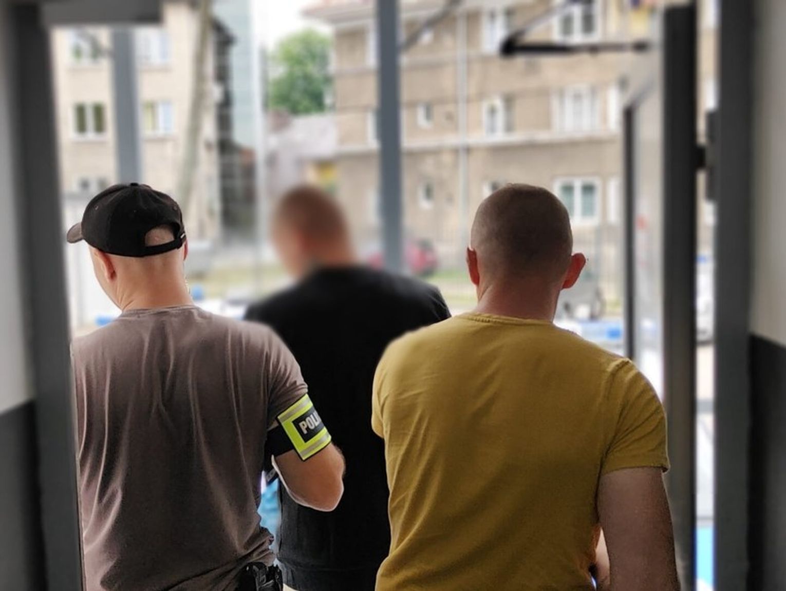 Uszkodzili drzwi mieszkania i grozili właścicielowi śmiercią. Policjanci zatrzymali 31 i 34-latka