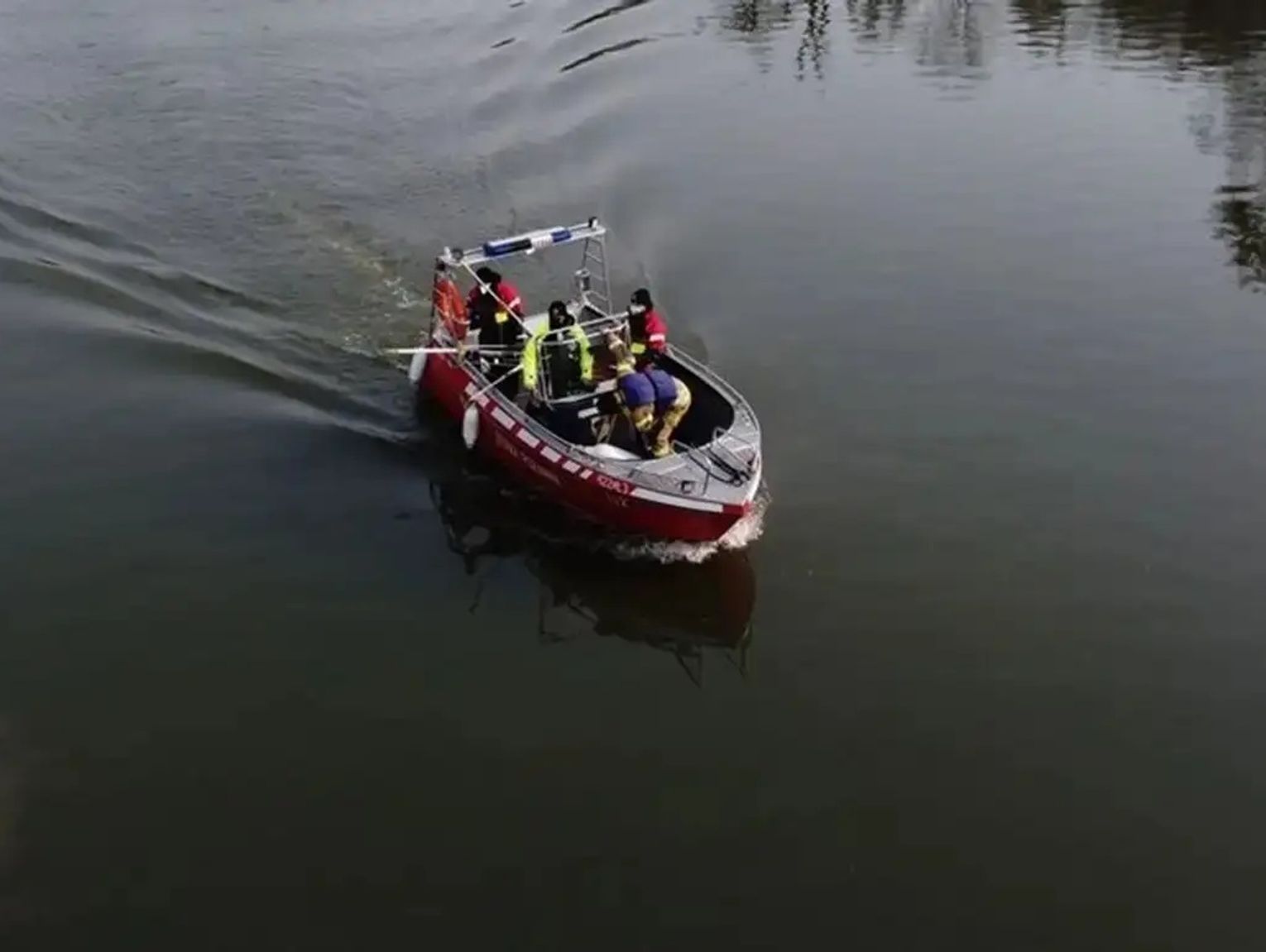 Wędka bez właściciela nad brzegiem jeziora. Służby sprawdzały, czy nikomu nic się nie stało