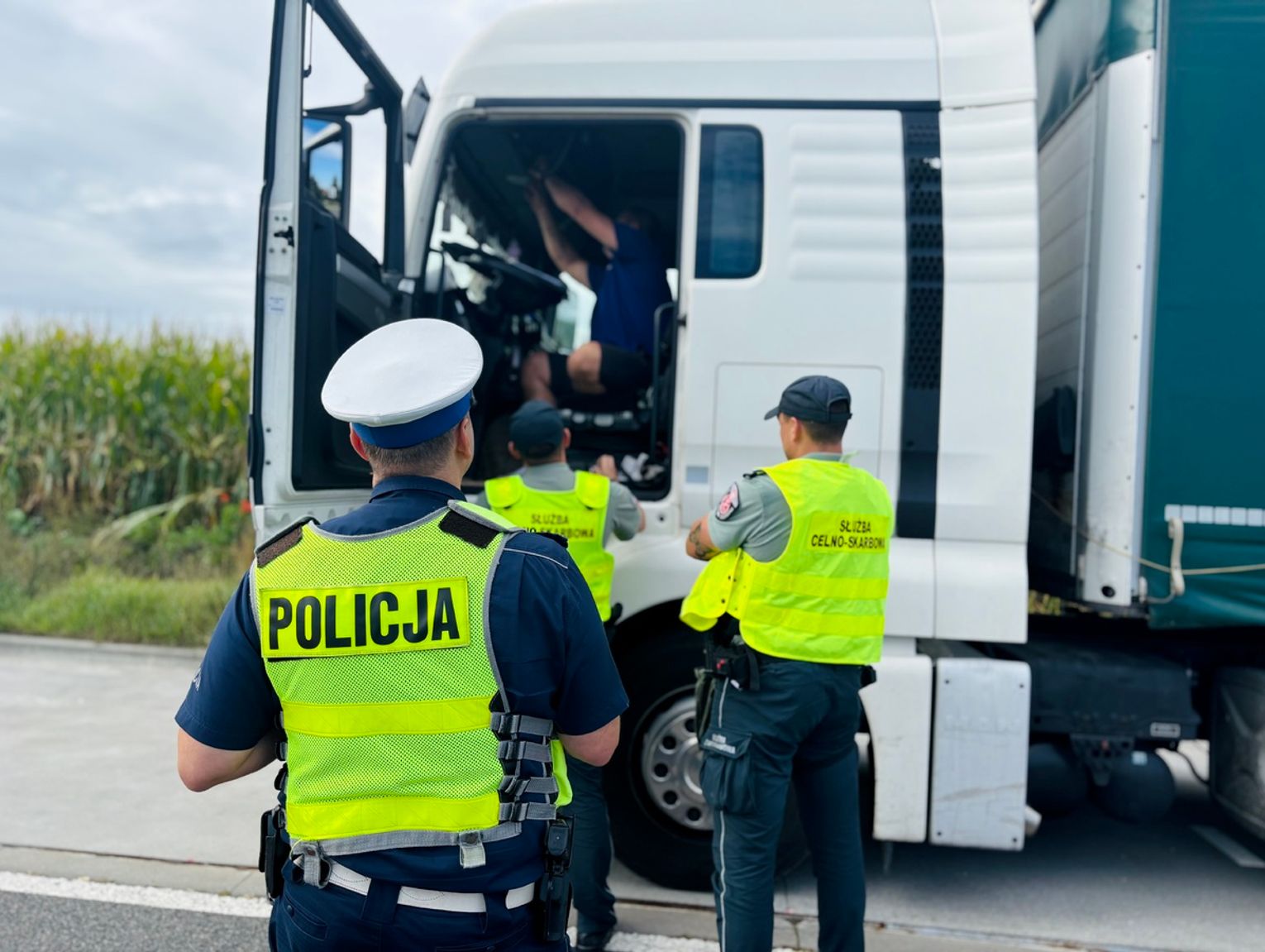 Wspólna akcja drogówki i celników. Funkcjonariusze kontrolowali samochody ciężarowe