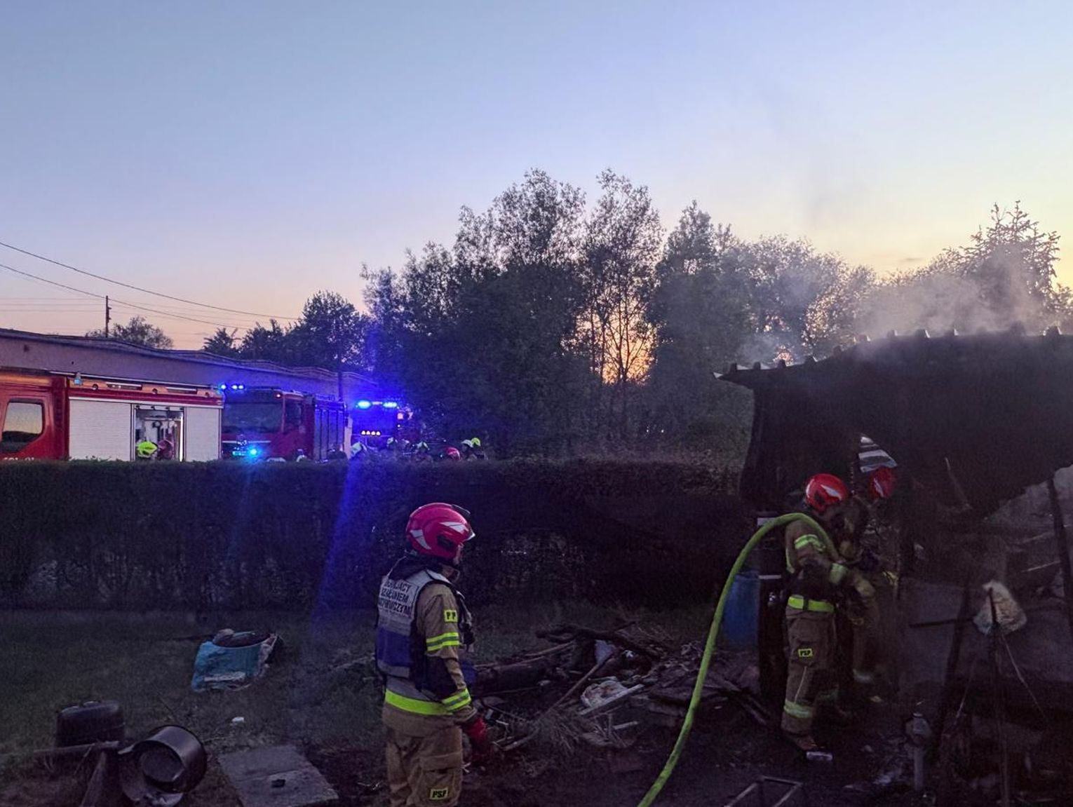Wybuch hydroforu i pożar altany w Lenartowicach. Poszkodowana została jedna osoba. ZDJĘCIA