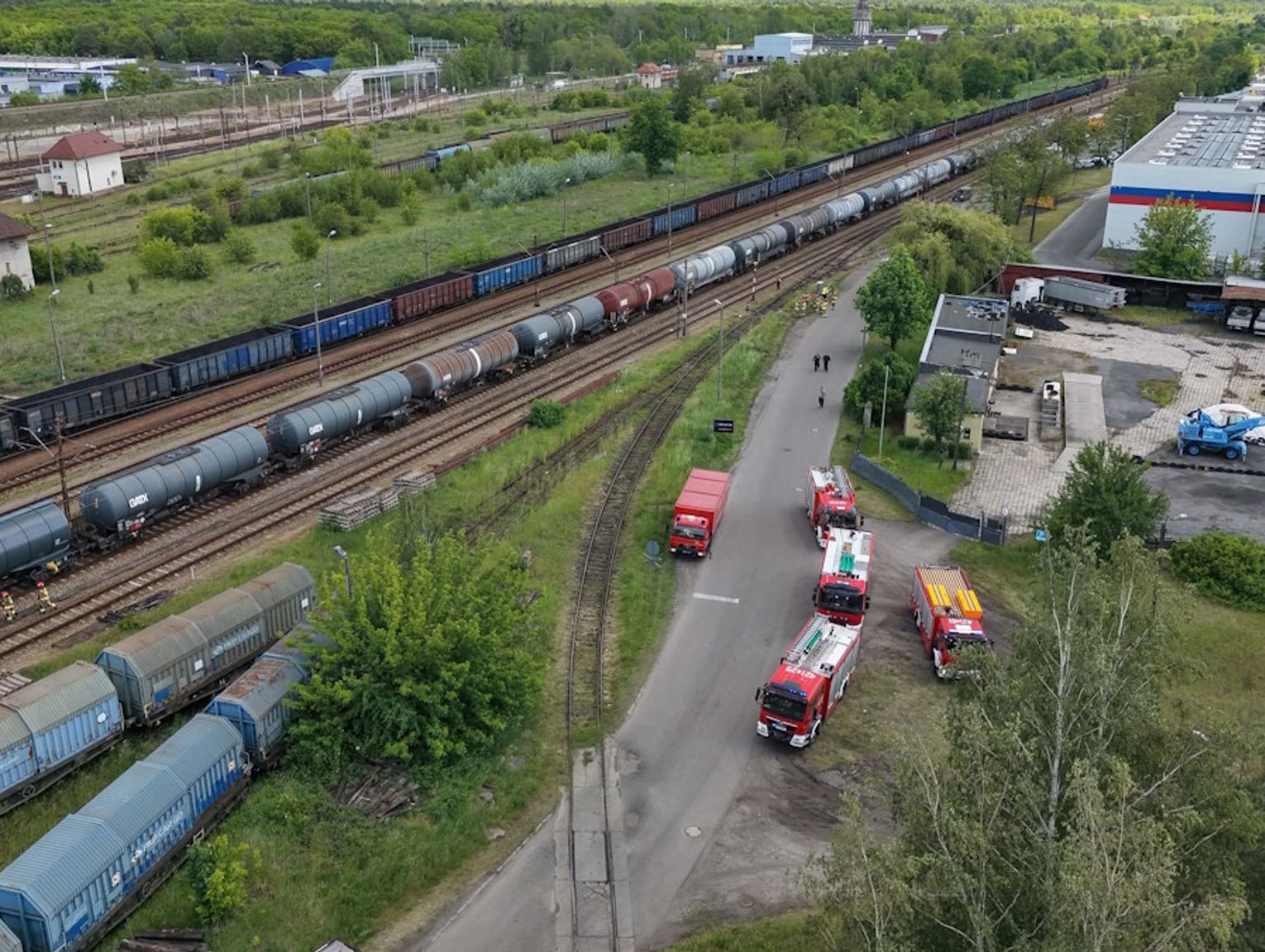 Wyciek chemikaliów z cysterny kolejowej w centrum Kędzierzyna. Służby w akcji na Towarowej. ZDJĘCIA