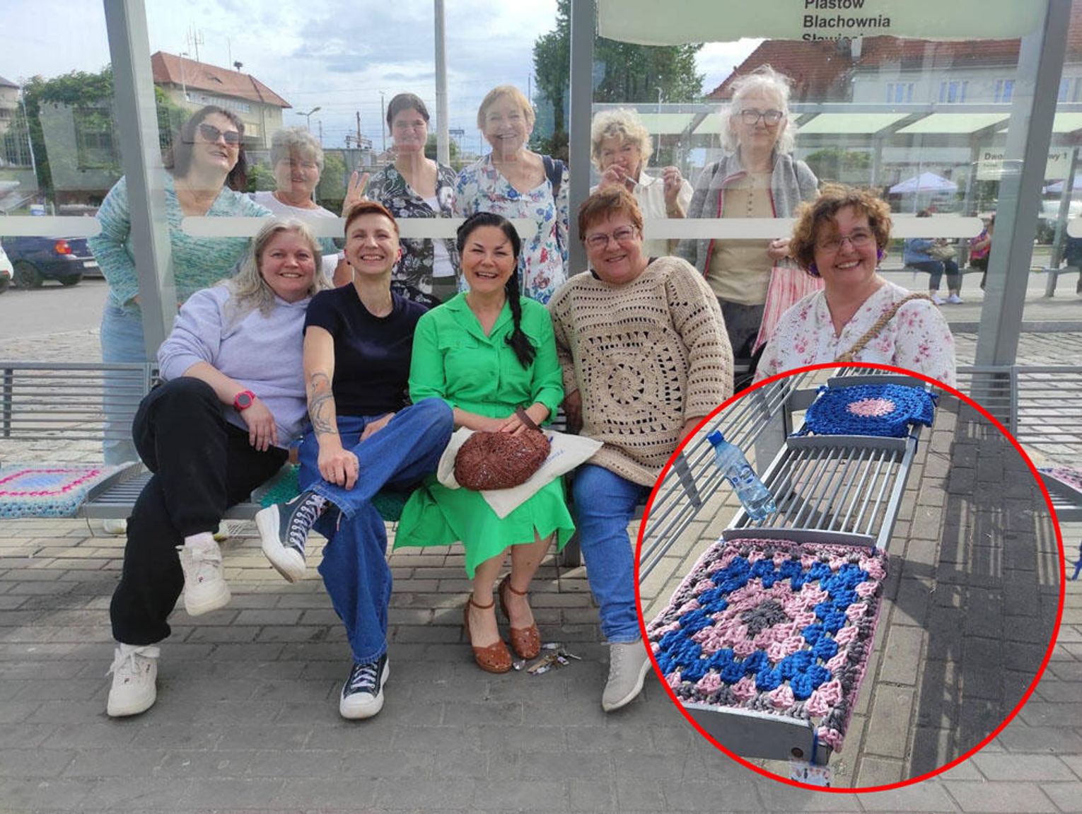 Wydziergały włóczkowe siedziska na przystanek przy dworcu. Jest wygodnie i kolorowo