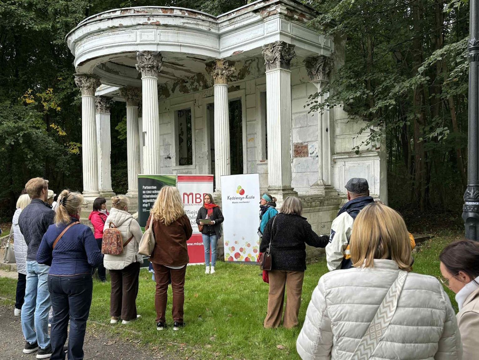 Wyjątkowy spacer w sławięcickim parku. Uczestnicy poznawali żywe pomniki historii