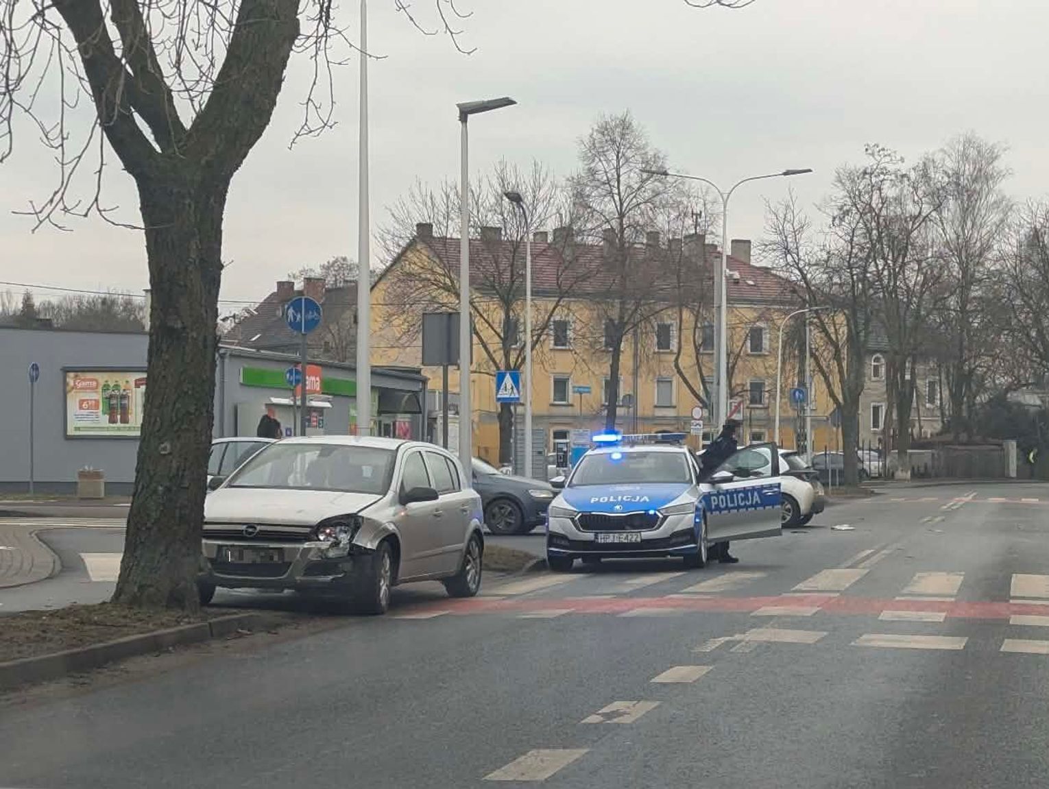 Wymuszenie pierwszeństwa i kolizja na skrzyżowaniu Grunwaldzkiej i Miłej. Na miejscu interweniuje policja