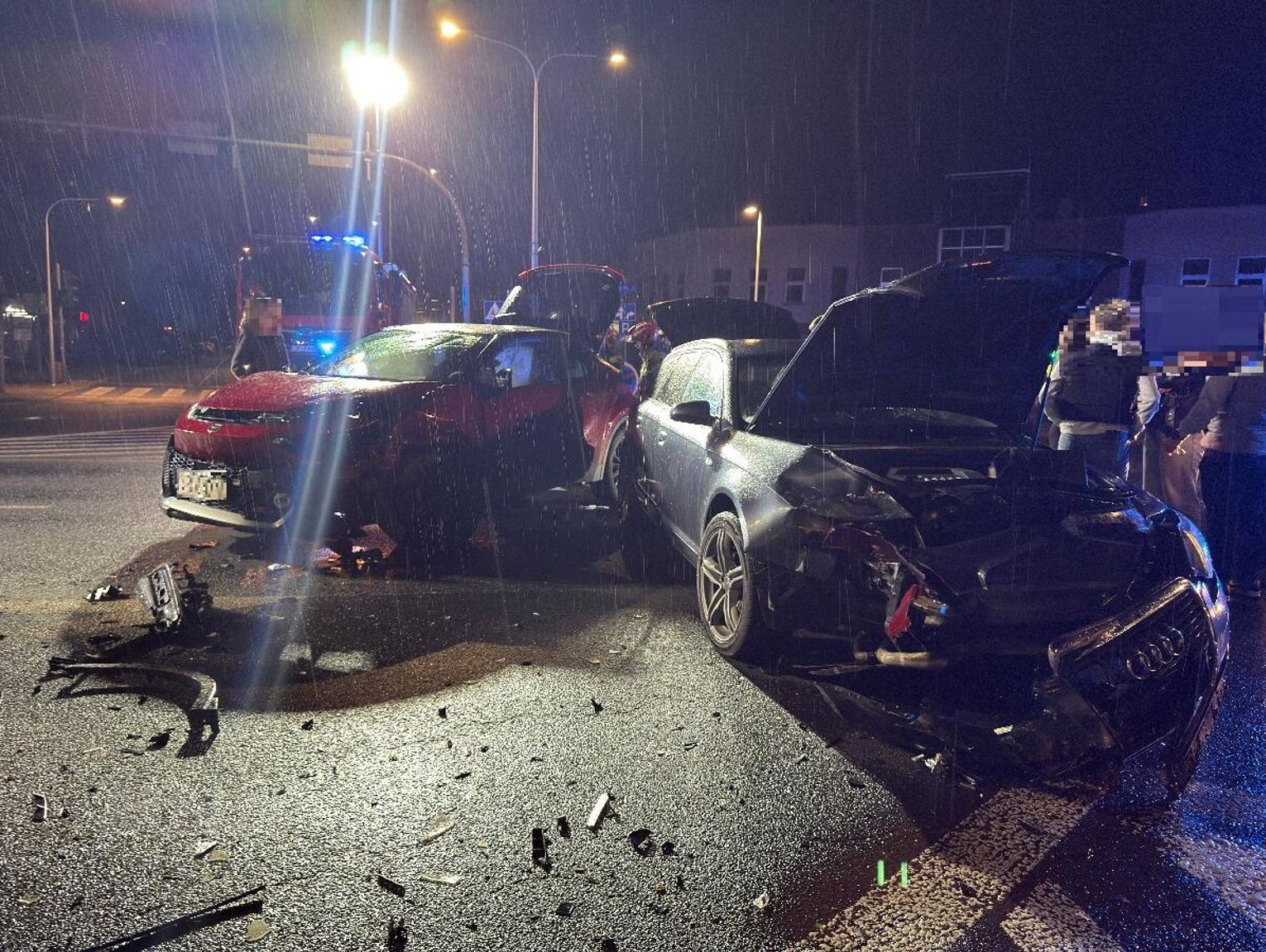 Wymuszenie pierwszeństwa na skrzyżowaniu w Śródmieściu przyczyną nocnej kolizji. Na miejscu służby ratunkowe