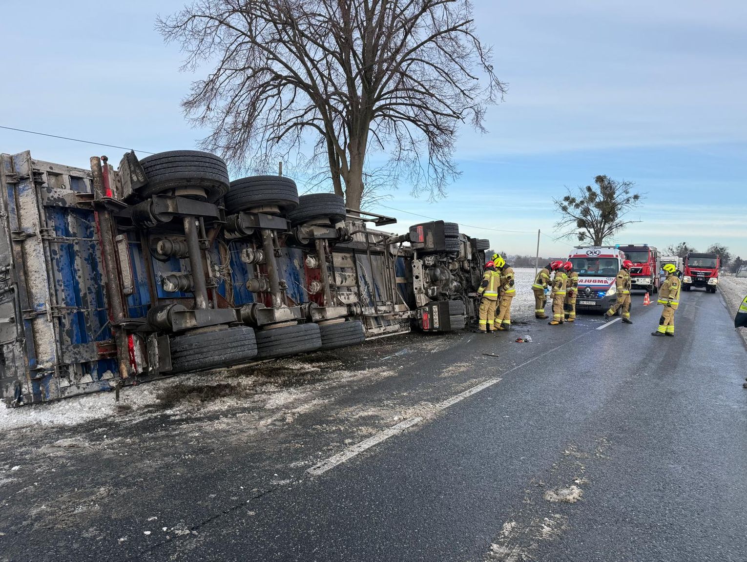 Wypadek ciężarówki na DK40 pomiędzy Pokrzywnicą a Większycami. Pojazd przewrócił się na bok, droga zablokowana