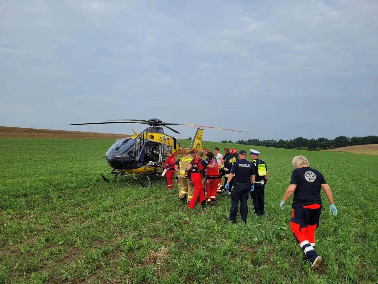 Wypadek na DK 38 w Ucieszkowie. Siedem osób poszkodowanych. Na miejscu lądował śmigłowiec medyczny