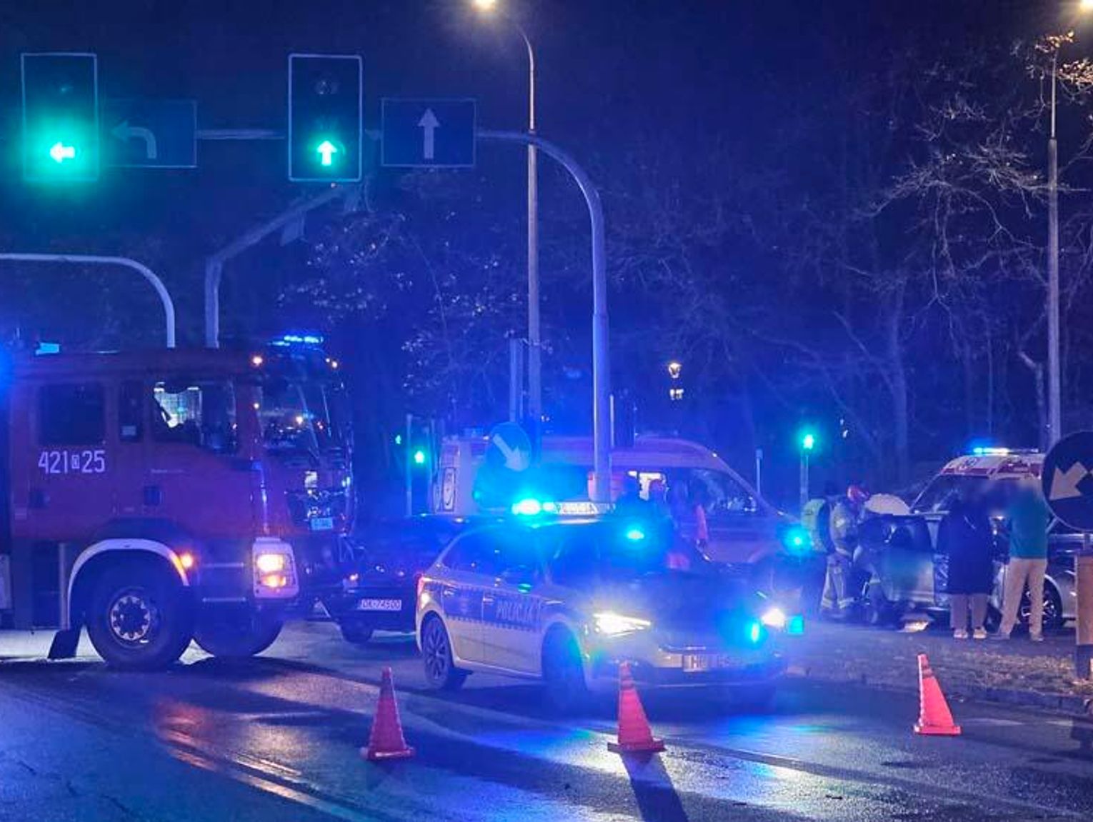 Wypadek na skrzyżowaniu alei Jana Pawła II z obwodnicą. Zderzyły się dwa auta osobowe