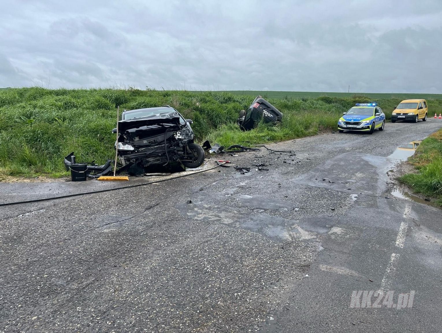 Wypadek z dachowaniem dwóch volskwagenów w gminie Cisek. Jedna osoba trafiła do szpitala