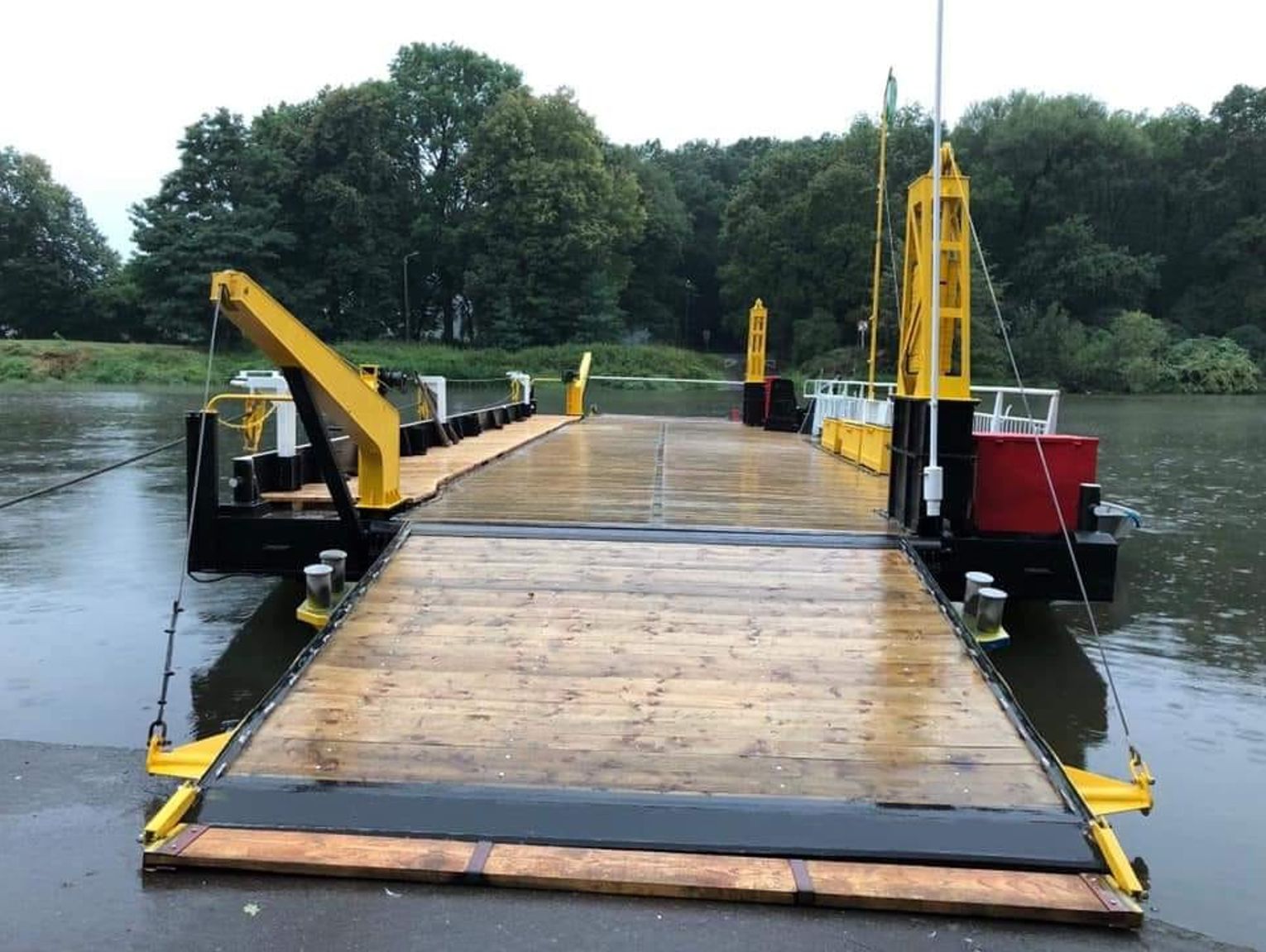 Wysoki stan wody na Odrze. Zamknięto przeprawę promową Mechnica - Zdzieszowice