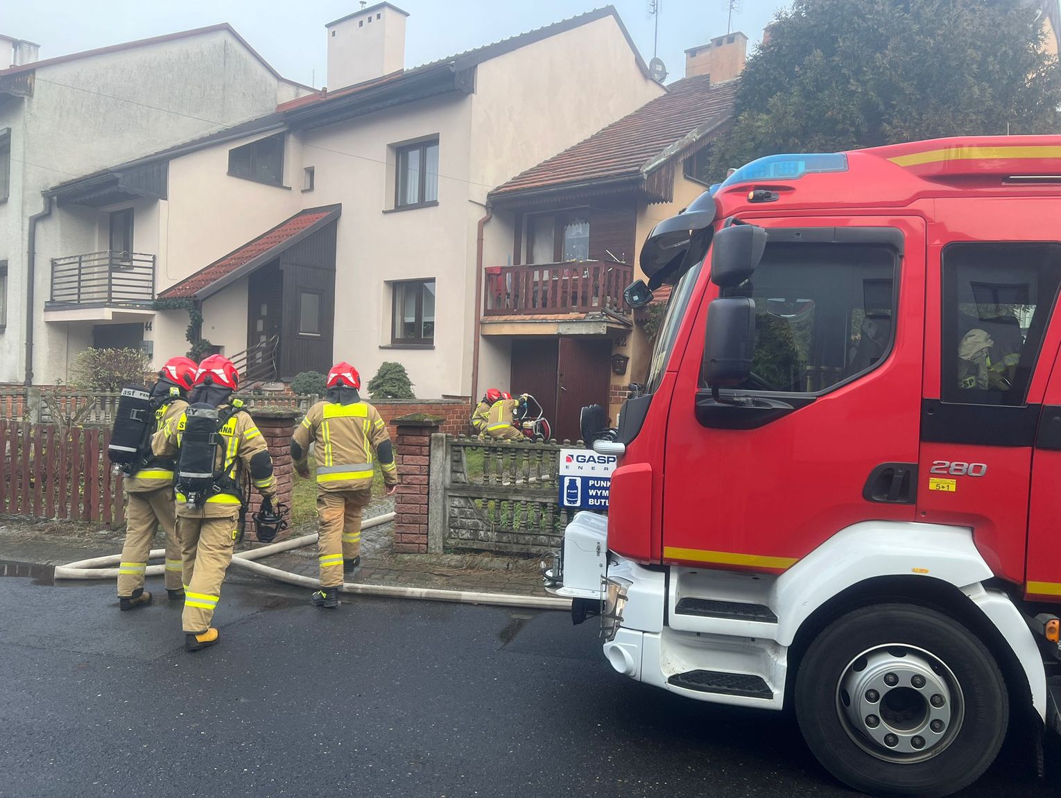 Wysokie zadymienie w piwnicy budynku mieszkalnego na Pogorzelcu. Na miejscu straż pożarna i policja