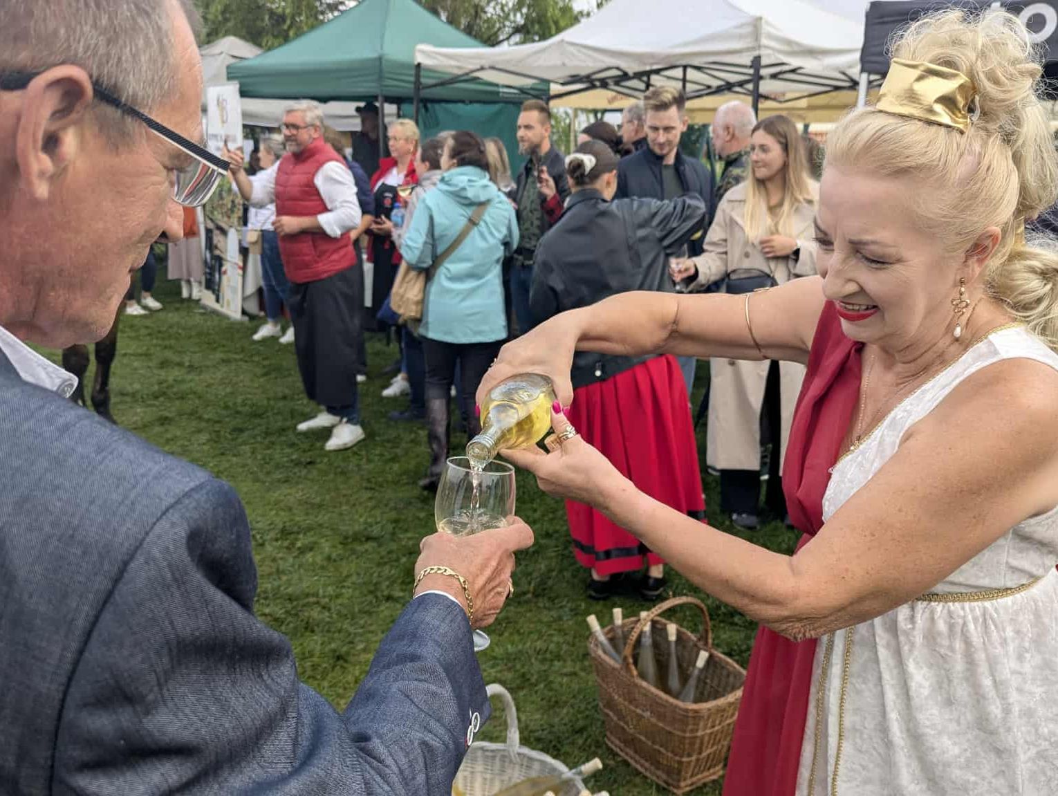 XIII Dzień Wina w Dworku Komorno. Deszczowa pogoda nie przeszkodziła w świętowaniu