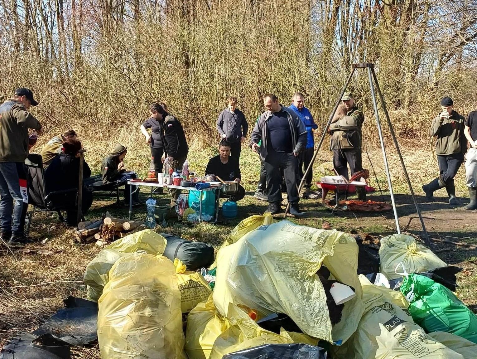"Z takimi ludźmi chce się więcej!" Wędkarze i mieszkańcy wspólnie posprzątali Kanał Gliwicki