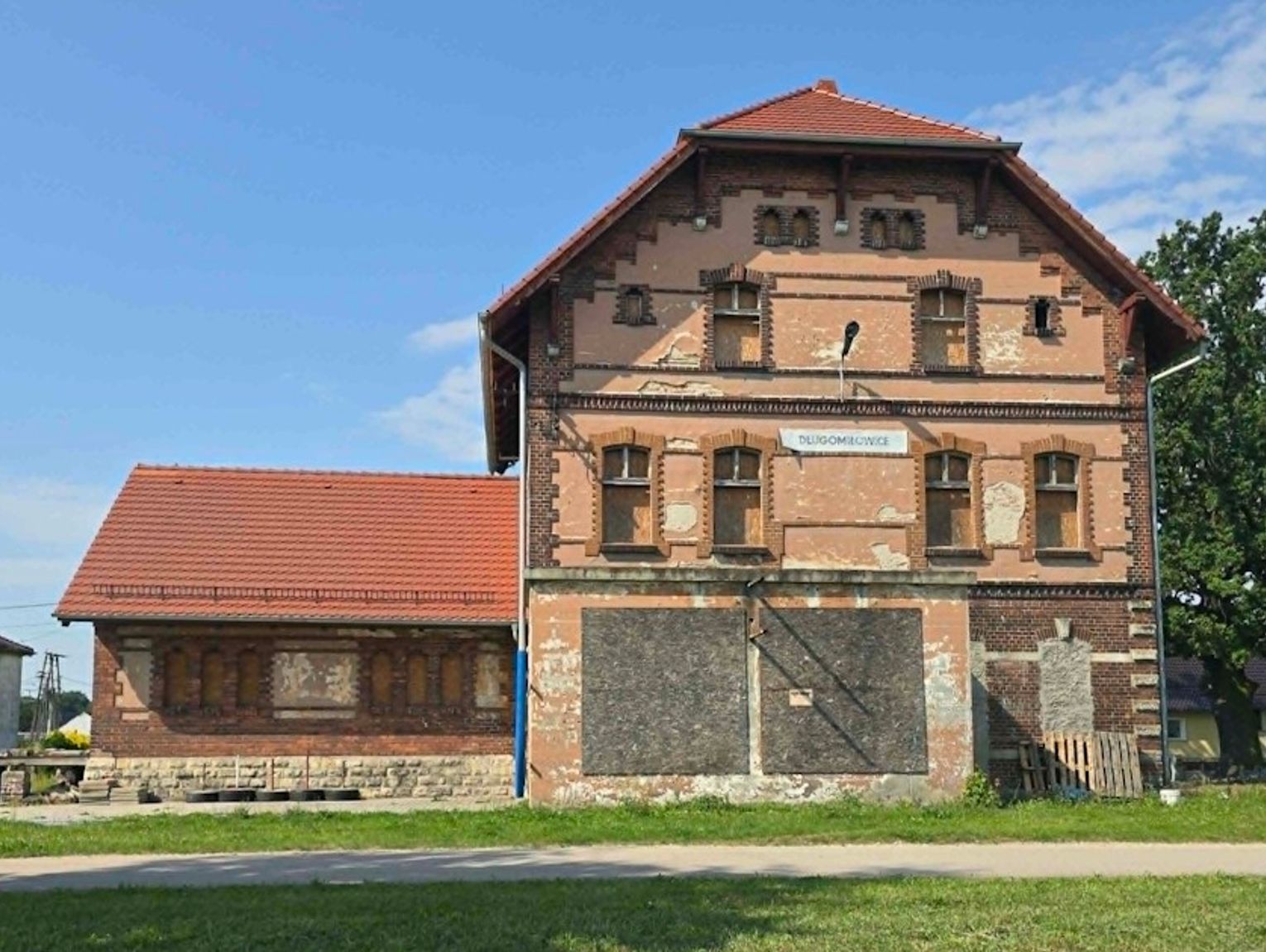 Zabytkowy dworzec w Długomiłowicach dostanie nowe życie. Gmina podpisała umowę na jego przebudowę