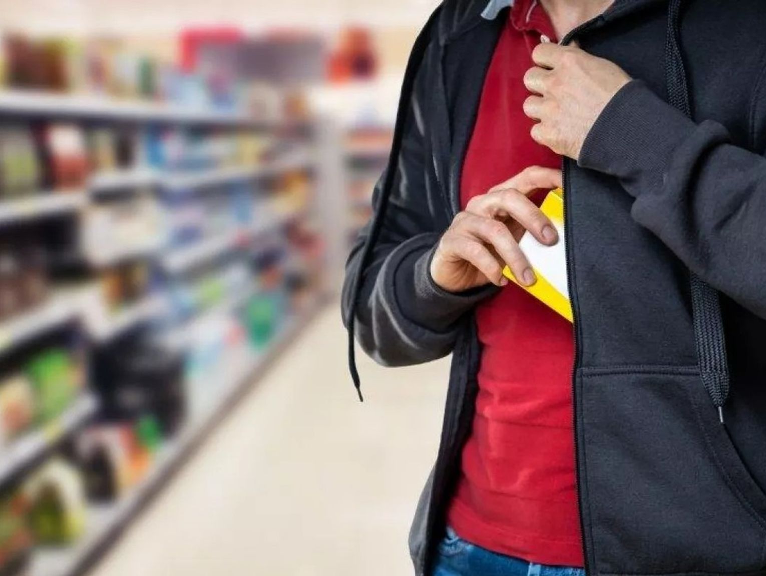 „Zapomniał” zapłacić za pełen wózek. Do sklepu przyjechał bez uprawnień