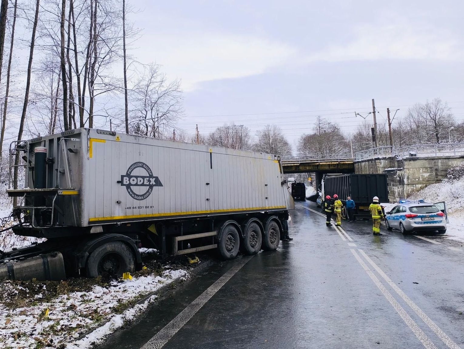 Zderzenie dwóch ciężarówek między Sławięcicami a Starą Kuźnią. Jeden z kierowców został poszkodowany