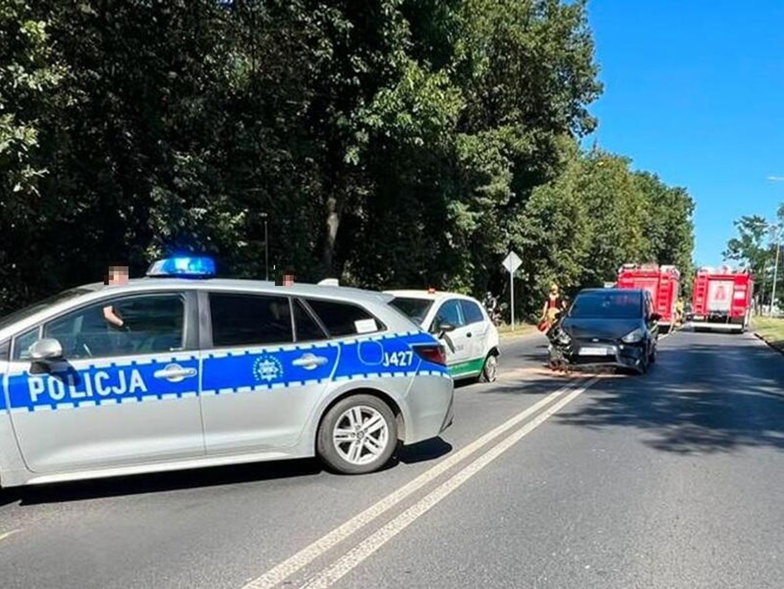 Zderzenie dwóch osobówek na alei Jana Pawła II. Wprowadzono ruch wahadłowy
