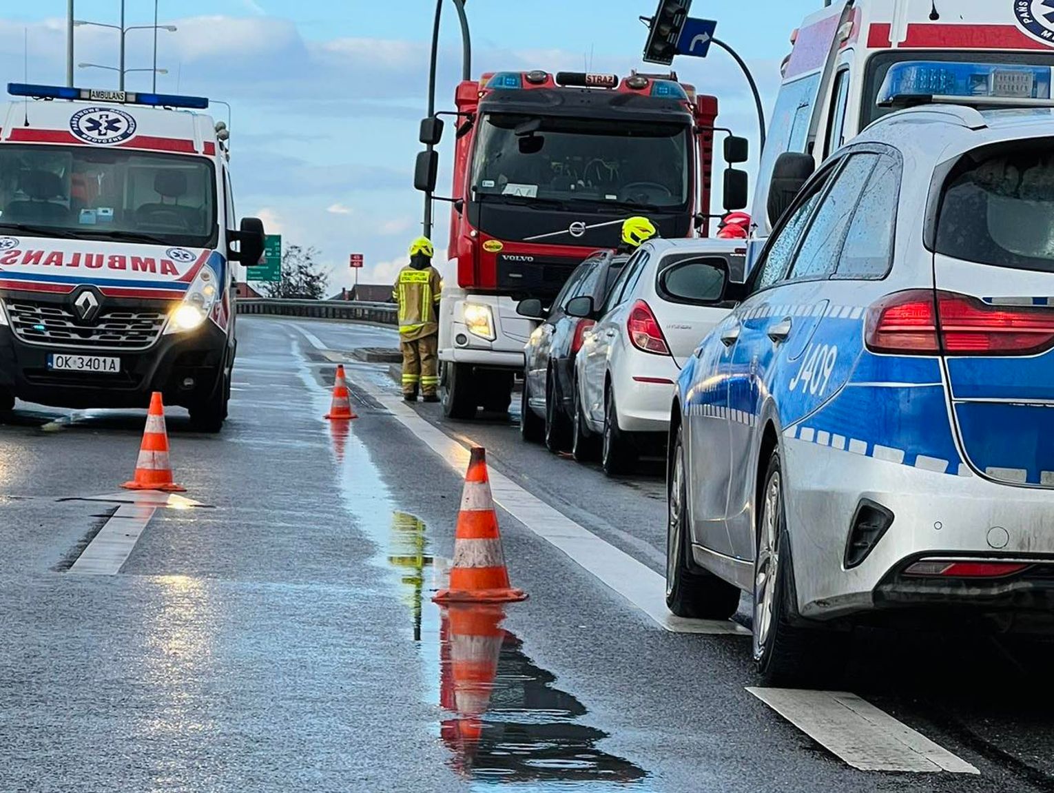 Zderzenie dwóch osobówek na obwodnicy w Reńskiej Wsi. Pas w kierunku Większyc zablokowany