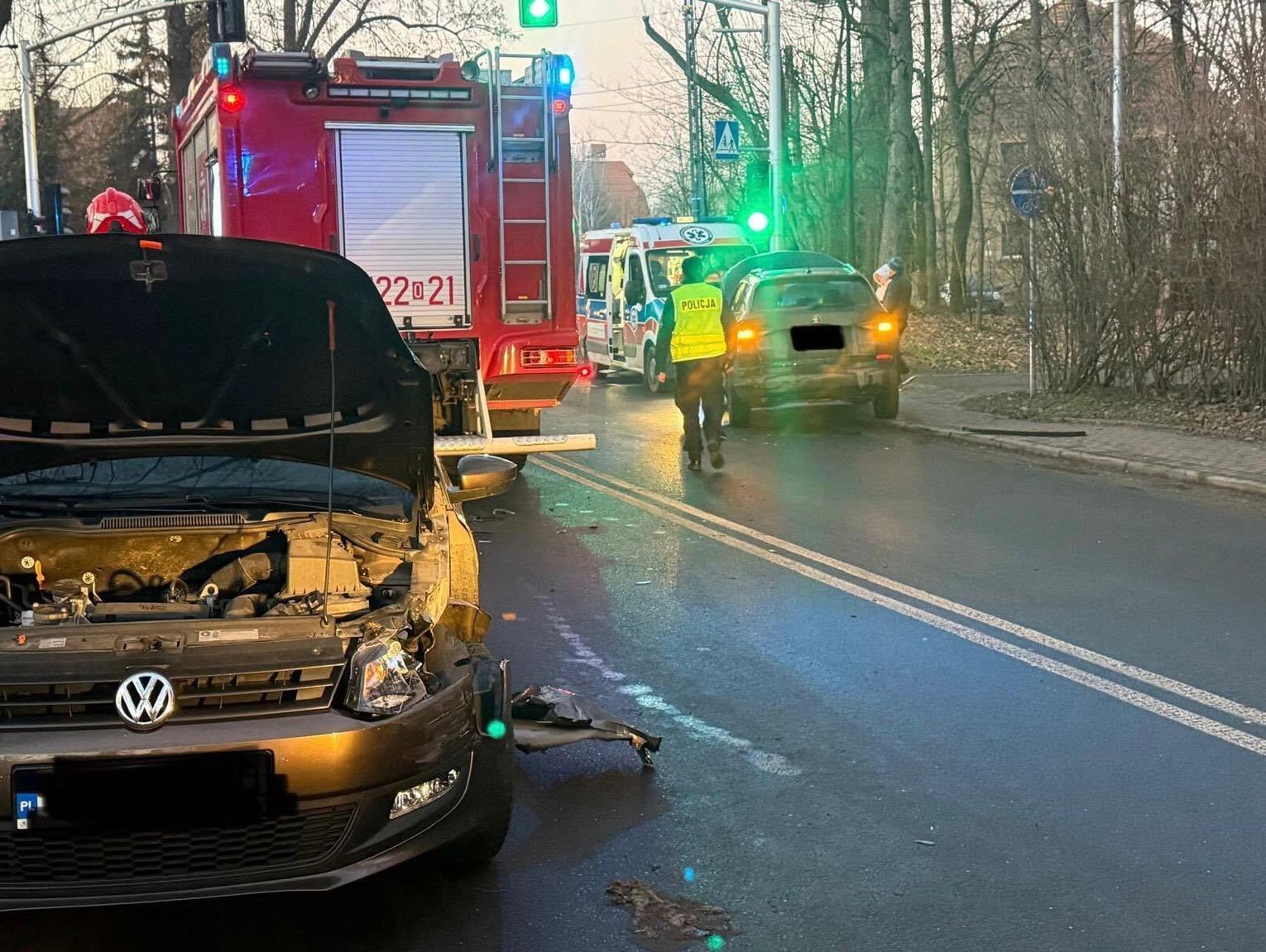 Zderzenie trzech samochodów na ul. 24 Kwietnia. Jedna osoba trafiła do szpitala