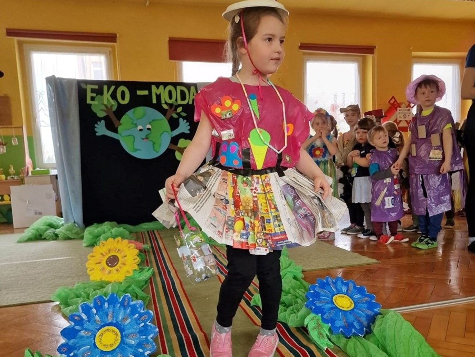 Dzieci Wesoło Wybiegły Ze Szkoły Chwyty Ze śmieci zrobili ubrania i zorganizowali pokaz mody. Ekologiczny