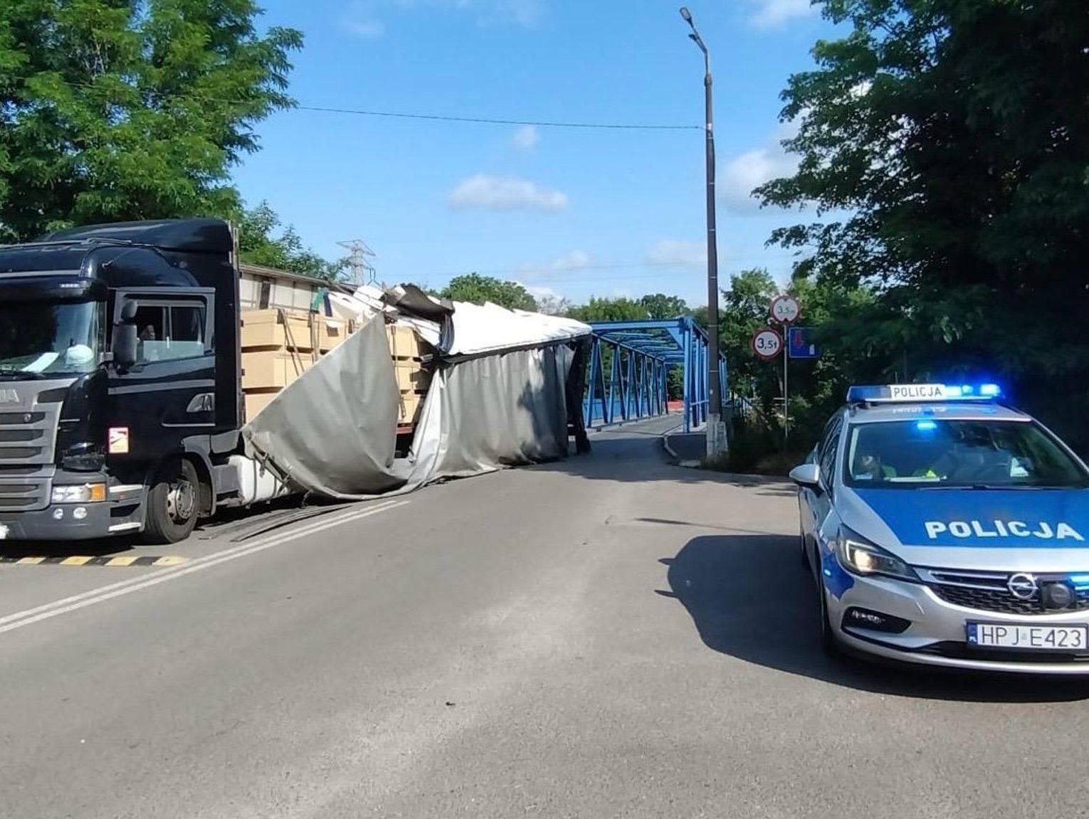 Zignorował znaki i wjechał na most w Blachowni. Ciężarówka uszkodziła naczepę, sprawca ukarany
