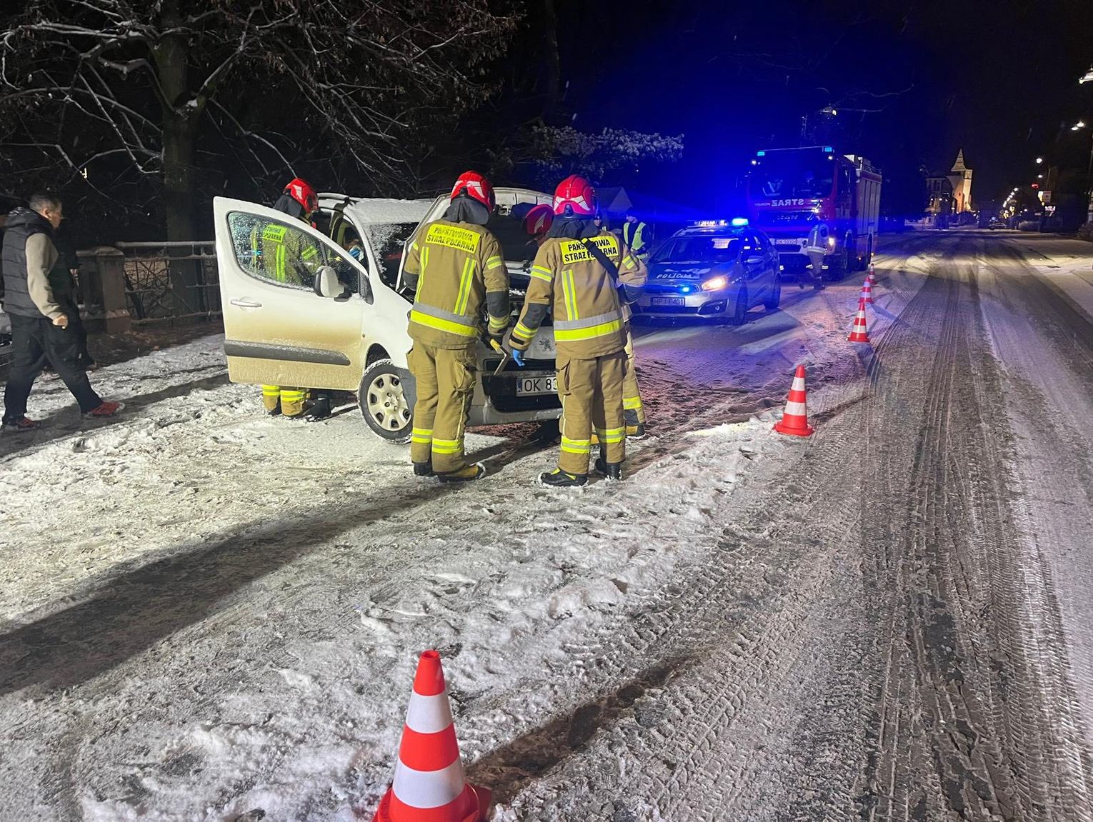 Zimowe warunki i niebezpieczny manewr wyprzedzania. Nocna kolizja na ulicy Piastowskiej w Koźlu