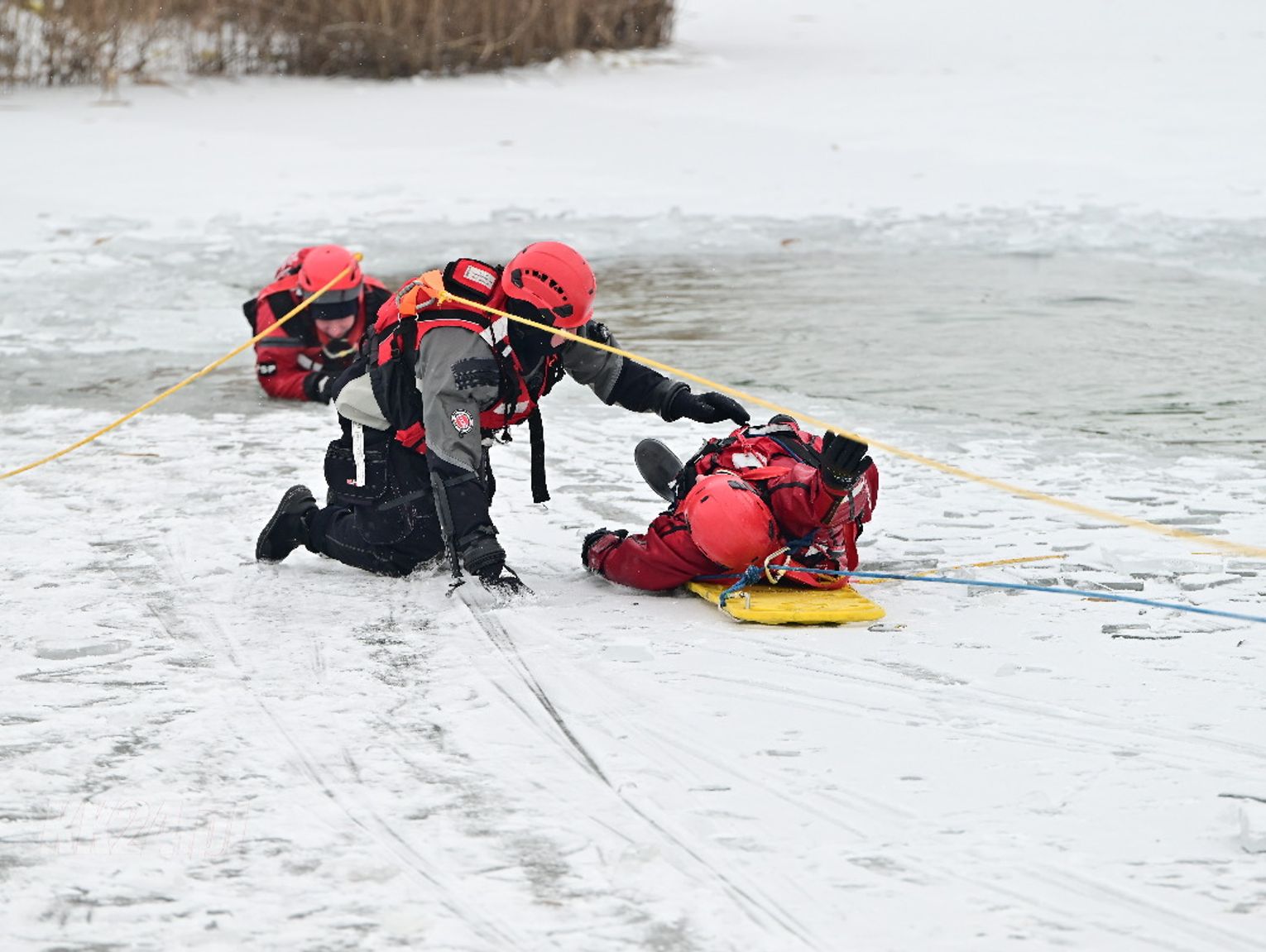 Zimowe zagrożenia pod lupą strażaków. Ćwiczenia na akwenie Dębowa