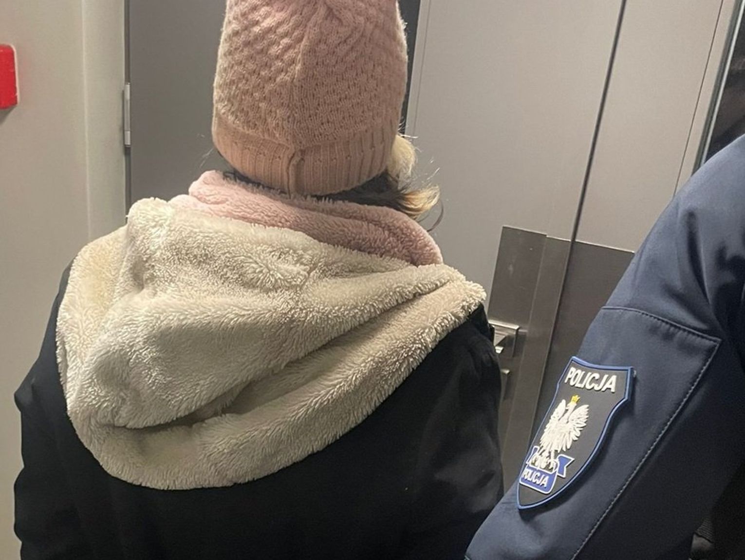 Znalazła kartę i płaciła nią w sklepach. Mieszkanka naszego powiatu odpowie za kradzież z włamaniem