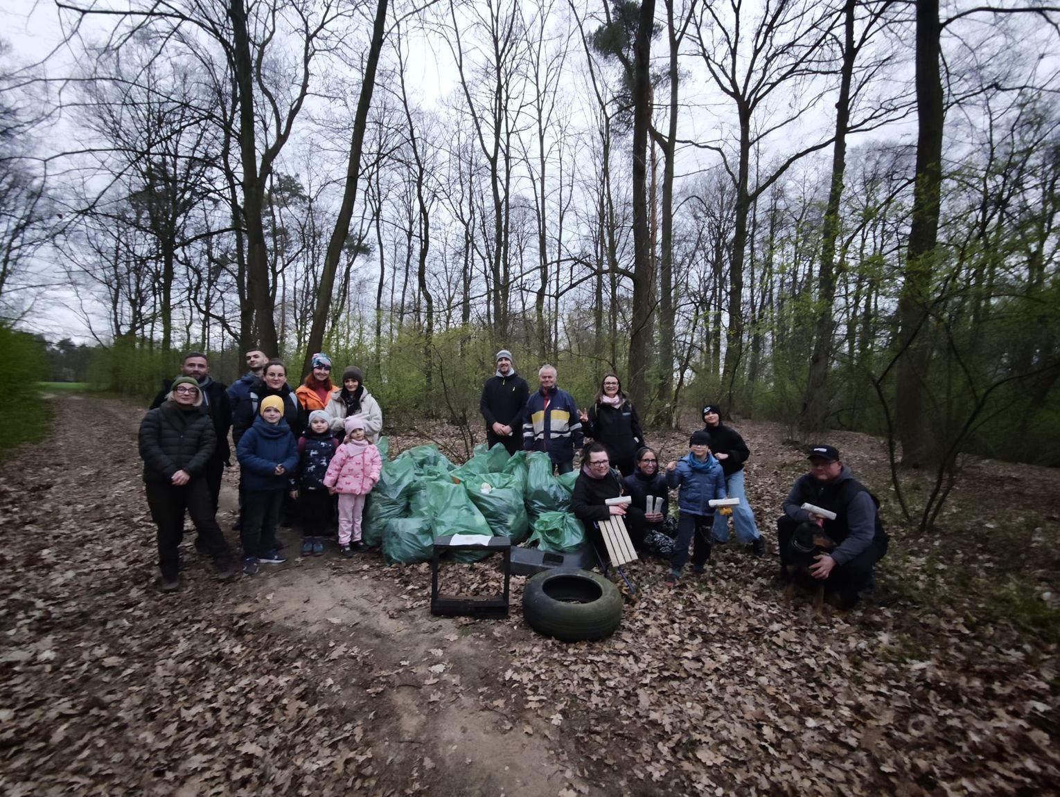 Znaleźli telewizor, sanki, wózek sklepowy a choćby sztuczną szczękę. Na osiedlu Piastów-Powstańców Śląskich odbyła się akcja sprzątania lasu