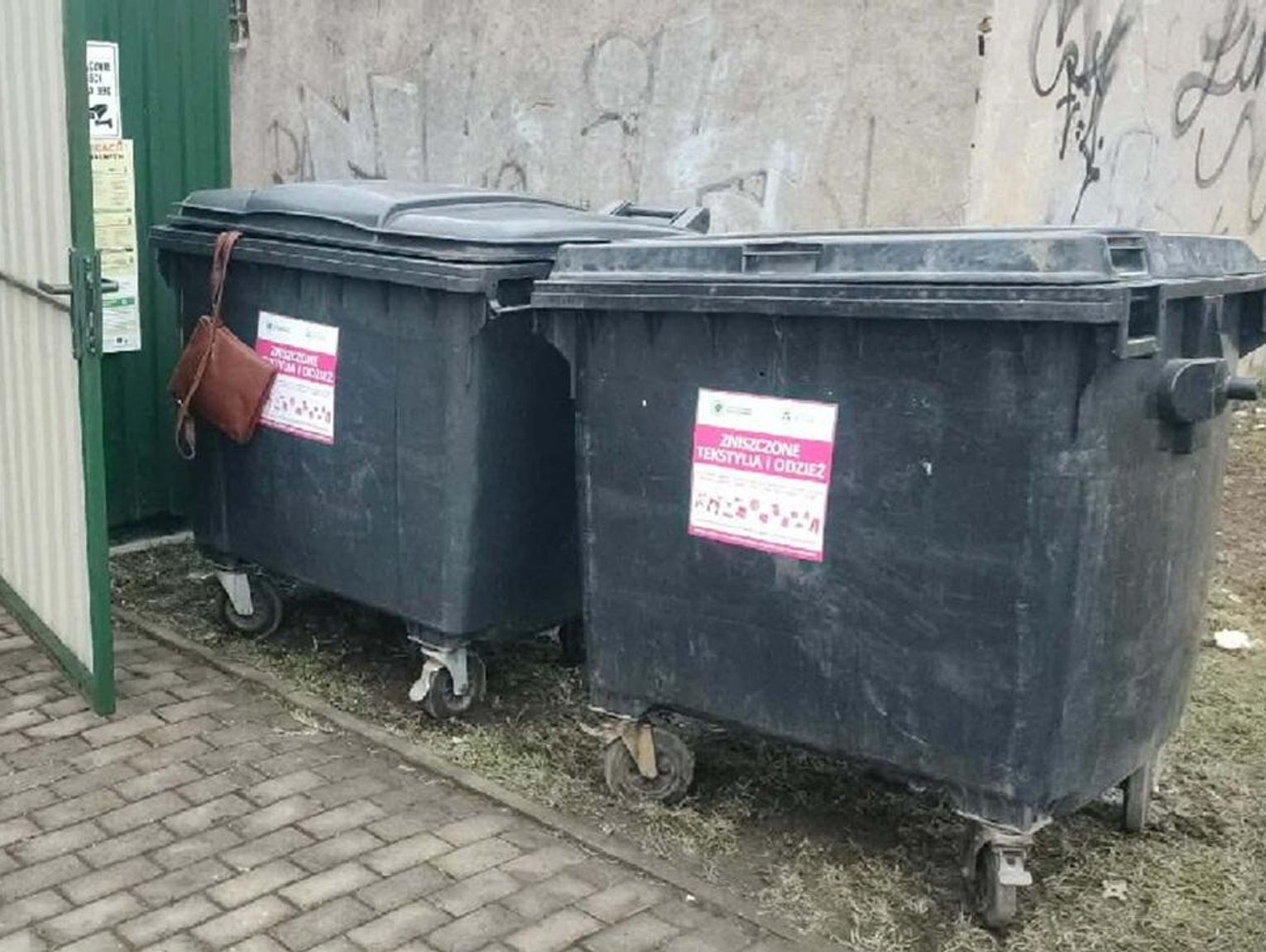 Zużyta odzież do specjalnych pojemników. Czysty Region rozpoczyna kolejną turę zbiórki odpadów tekstylnych