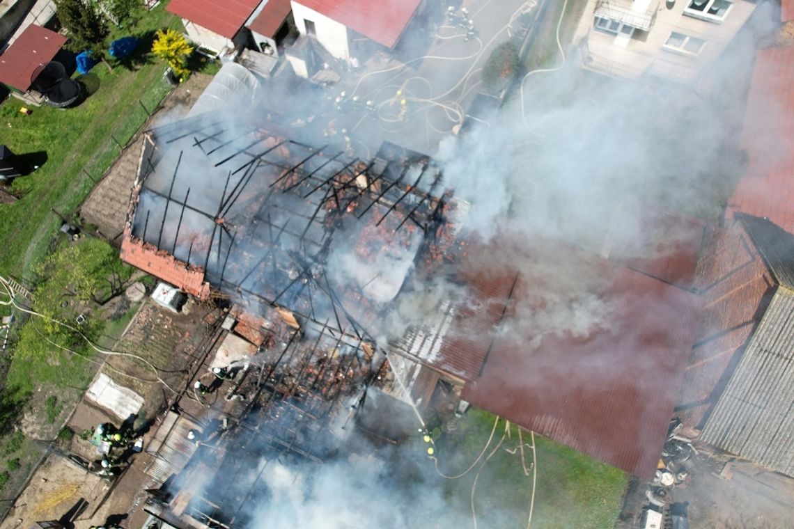 13 zastępów walczy z dużym pożarem w Łanach. Pali się stodoła, słup dymu widoczny z kilkunastu kilometrów