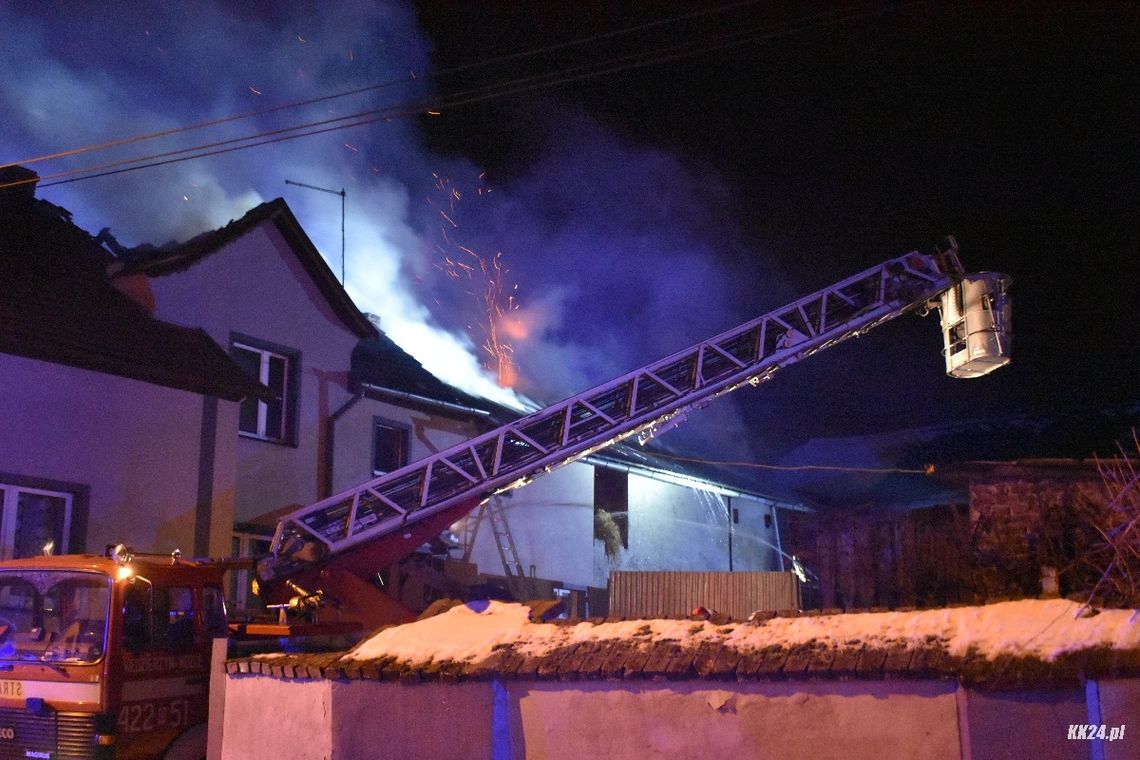 15 zastępów gasiło pożar gospodarstwa w Chróścielowie. W akcji również strażacy z naszego powiatu. ZDJĘCIA