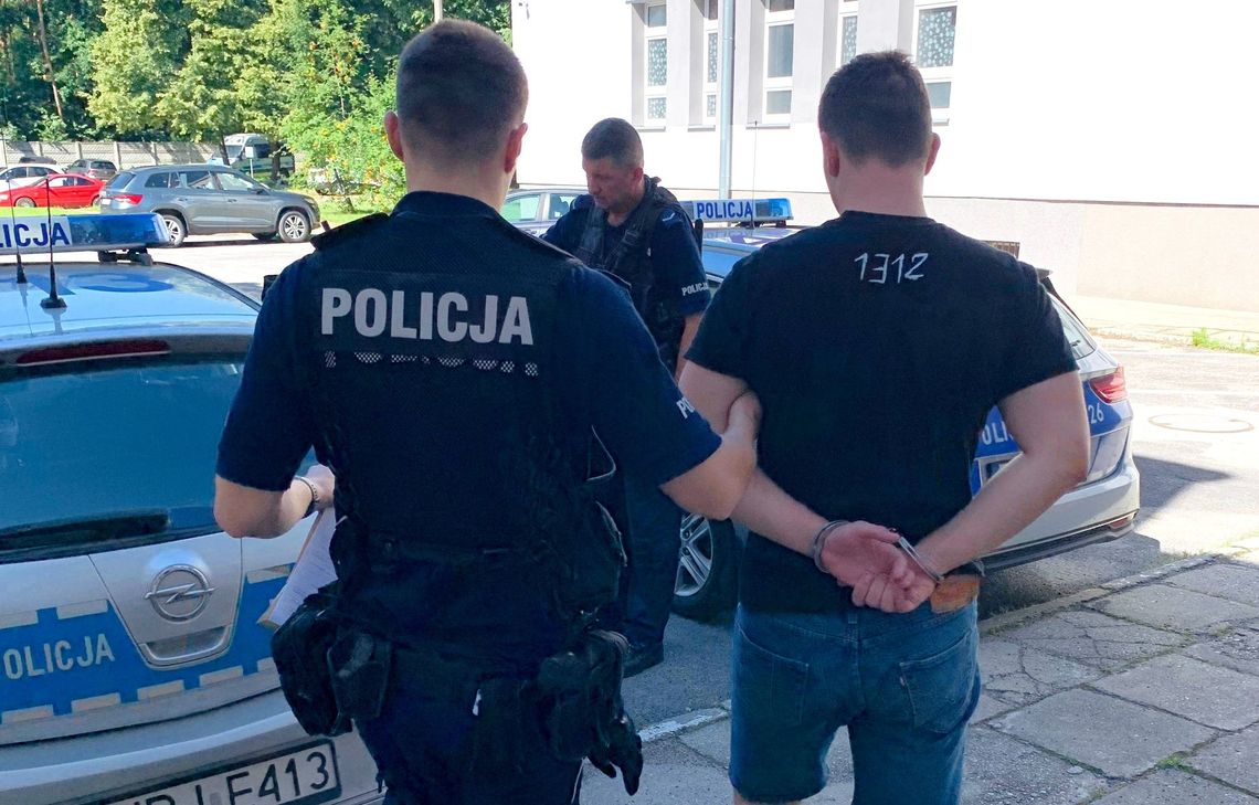 20-latek z 4 zakazami jazdy jechał 154 km/h przy ograniczeniu do 90. Chciał wypisać mandat na kolegę