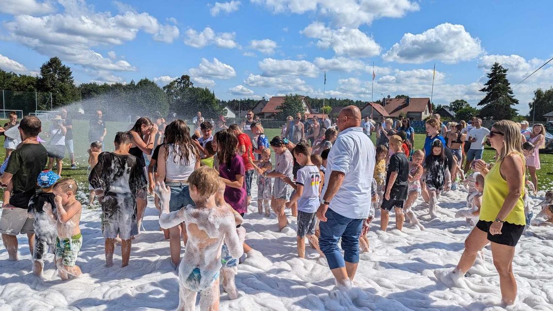 Świetnie bawiły się nie tylko dzieci. Szaleństwo w pianie na Festynie Osiedla Cisowa. FOTORELACJA