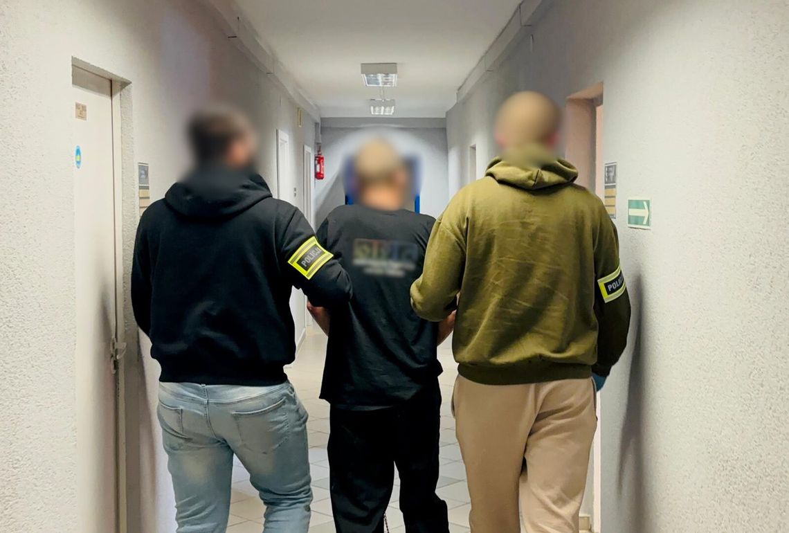 39-latek zatrzymany za groźby pod adresem policjantów. Straszył ich nożem i metalowym pogrzebaczem 39-latek zatrzymany za groźby pod adresem policjantów. Straszył ich nożem i metalowym pogrzebaczem