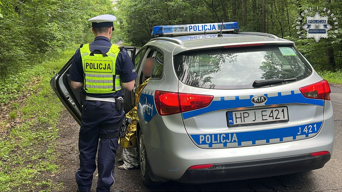 Bosy i w piżamie szedł poboczem drogi. Policjanci pomogli zagubionemu seniorowi