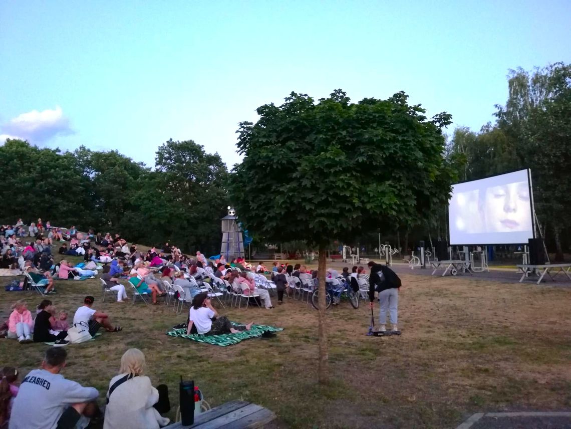 Letnie kino plenerowe wystartowało. Mieszkańcy obejrzeli pierwszy film pod gwiazdami Letnie kino plenerowe wystartowało. Mieszkańcy obejrzeli pierwszy film pod gwiazdami