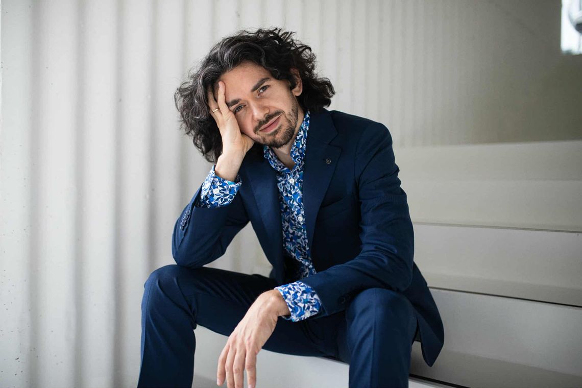 Grając, maluje obraz pełen dźwięków. Paweł Motyczyński ponownie wystąpi w rodzinnym mieście